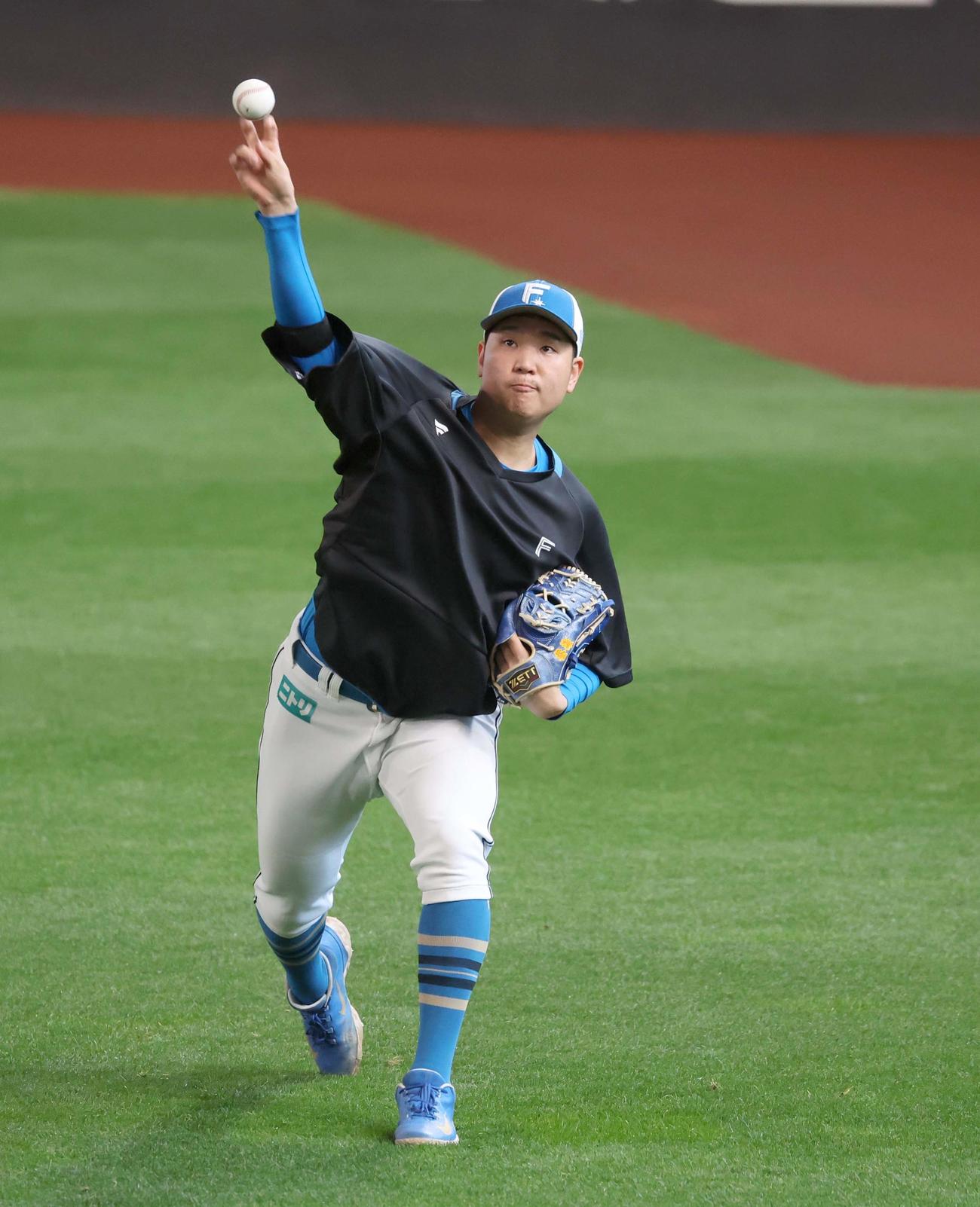 日本ハム対楽天　キャッチボールする古林睿煬（撮影・黒川智章）