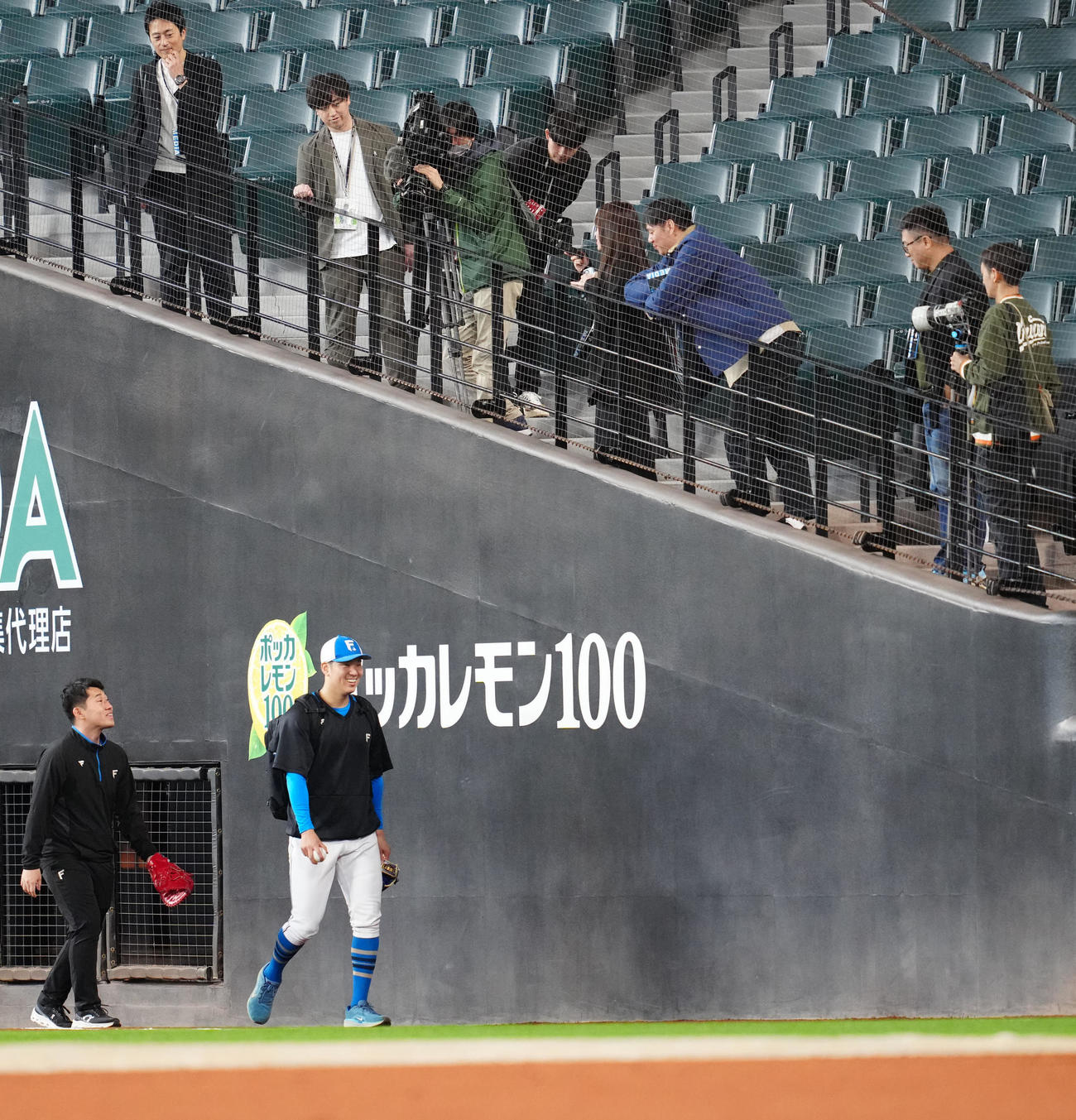 日本ハム対楽天　試合前練習を終え、引き揚げる日本ハム古林（手前右）（撮影・江口和貴）