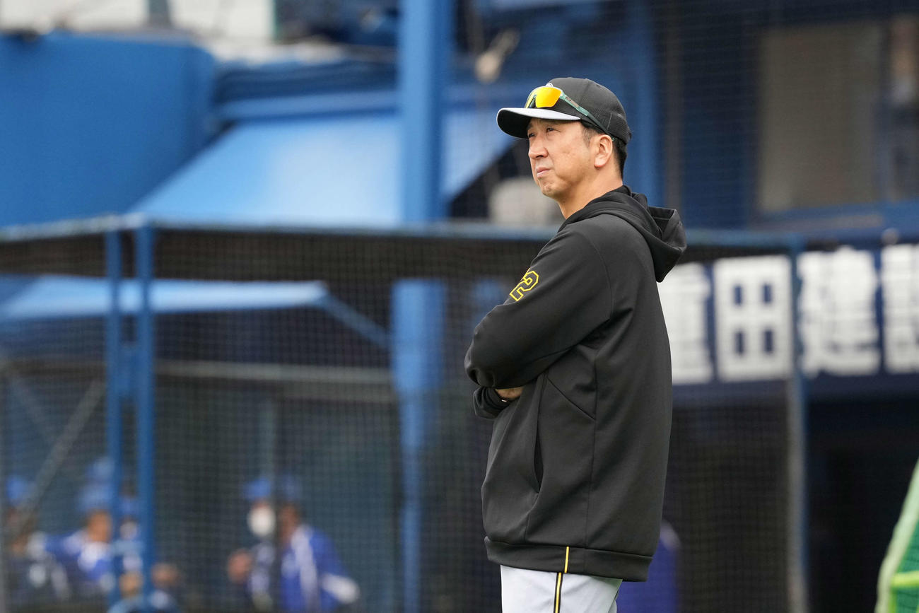 DeNA対阪神　選手の練習を見つめる阪神藤川監督（撮影・井上学）