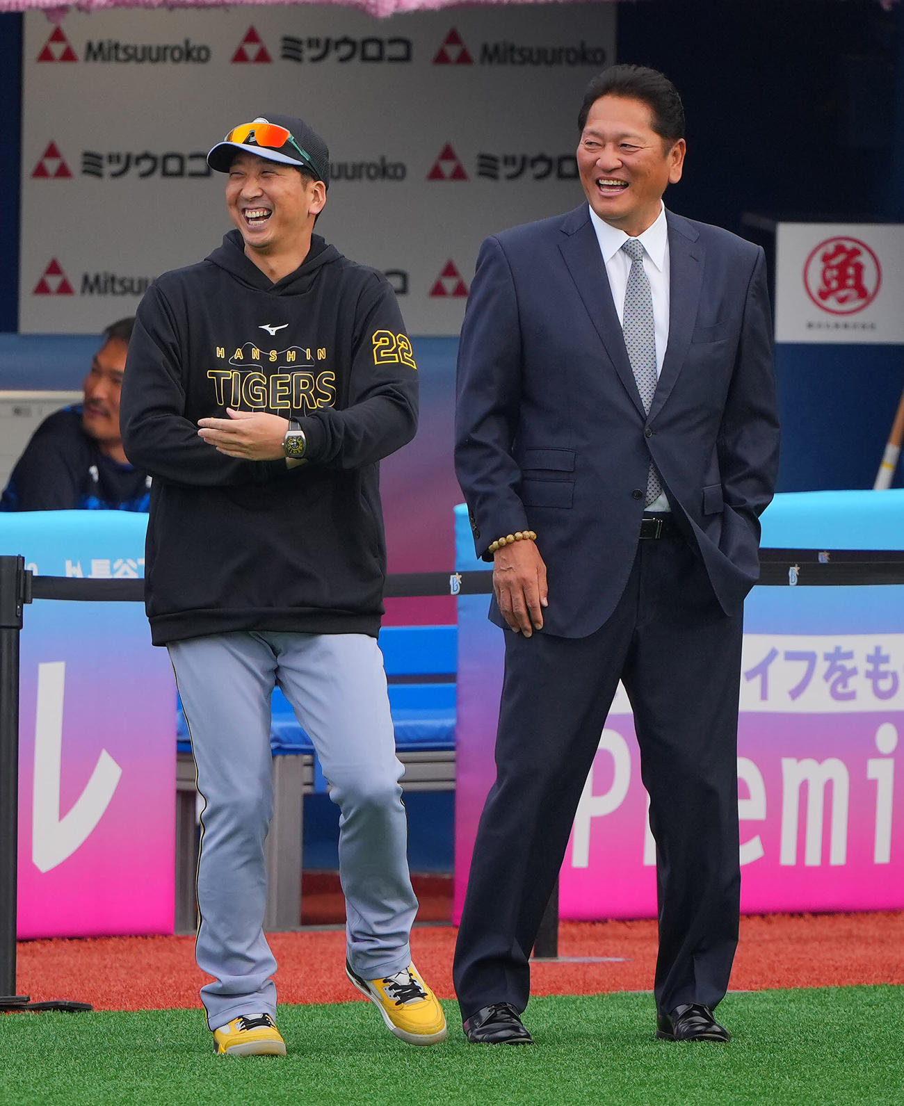 DeNA対阪神　試合前、談笑する阪神藤川監督（左）と佐々木氏（撮影・垰建太）