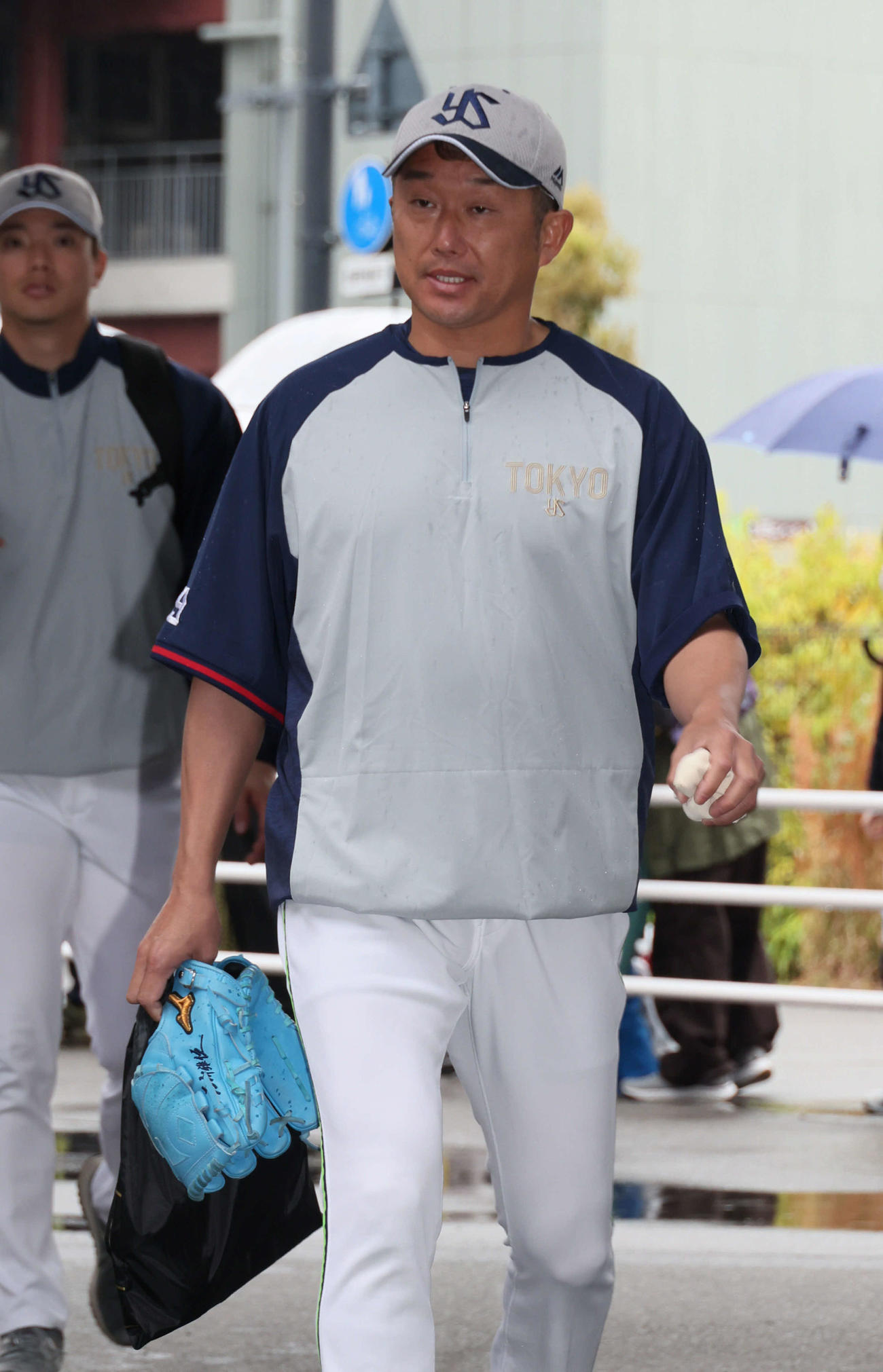 広島対ヤクルト　屋内練習場に向かう石川（撮影・加藤孝規）