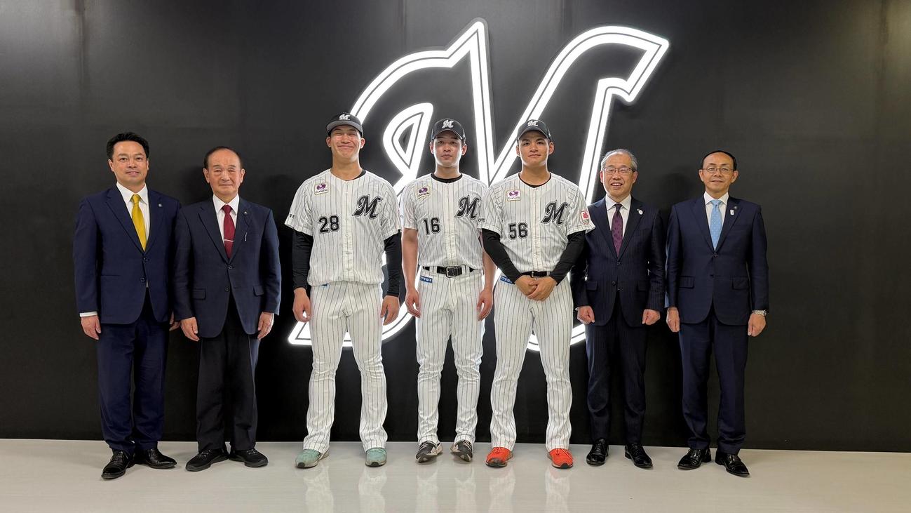 記念撮影をおこなった写真左から、苫小牧市の金沢市長、三沢市の小檜山市長、菊地投手、種市投手、中森投手、丹波篠山市の堀井副市長、都城市の池田市長（球団提供）