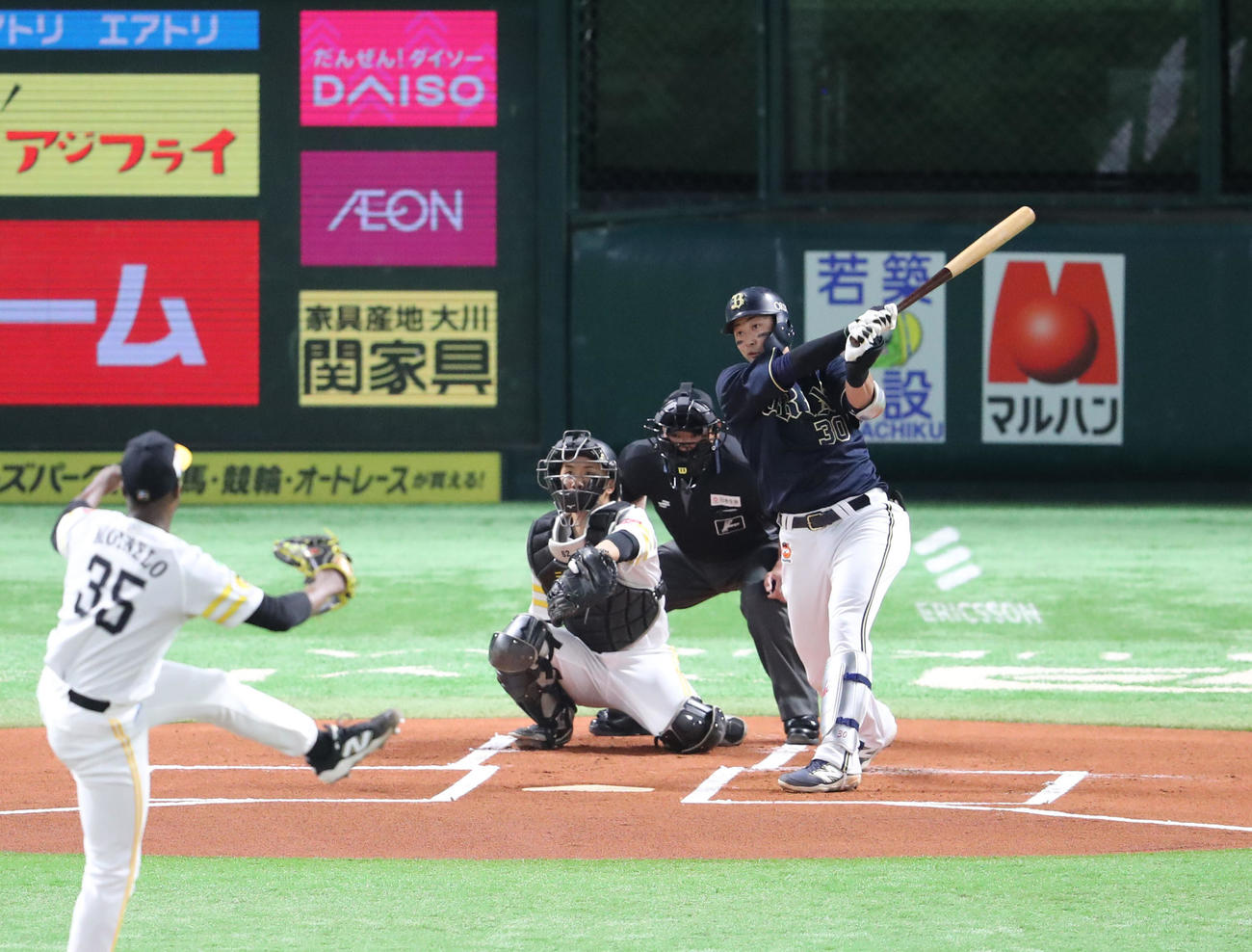 ソフトバンク対オリックス　1回表オリックス無死、広岡は右中間に先制本塁打を放つ（撮影・梅根麻紀）