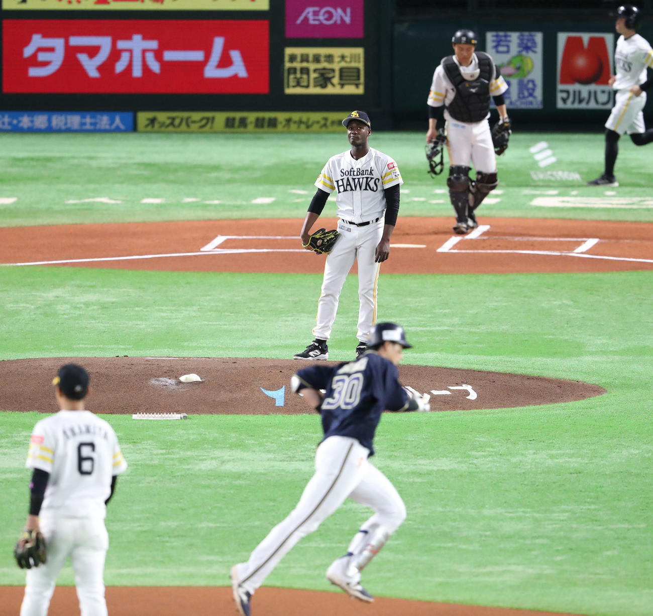 ソフトバンク対オリックス　1回表オリックス無死、広岡に右中間先制本塁打を浴びたモイネロ（撮影・梅根麻紀）