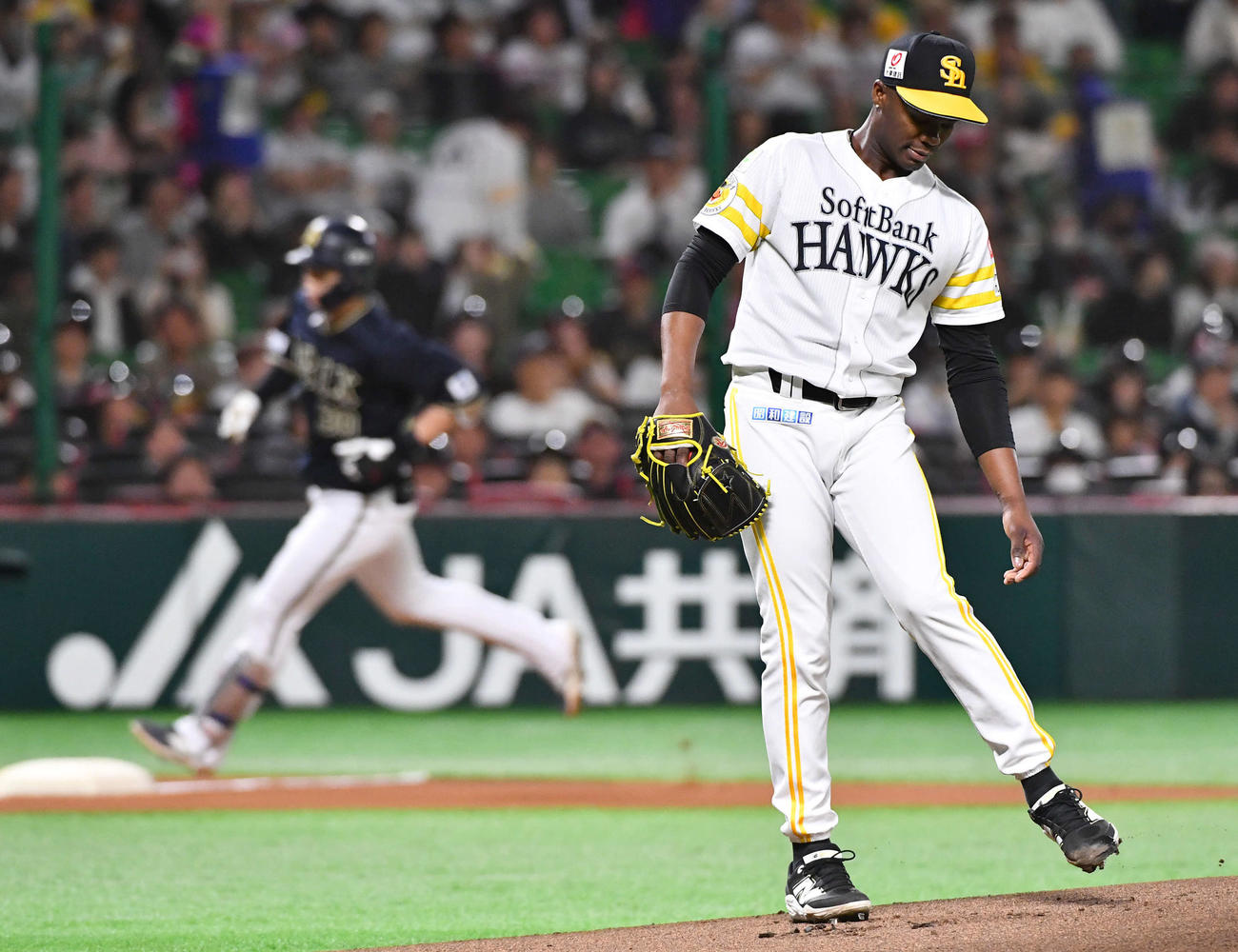 ソフトバンク対オリックス　1回表オリックス無死、広岡（左）に右中間へ先制本塁打を打たれ、肩を落とすモイネロ（撮影・岩下翔太）