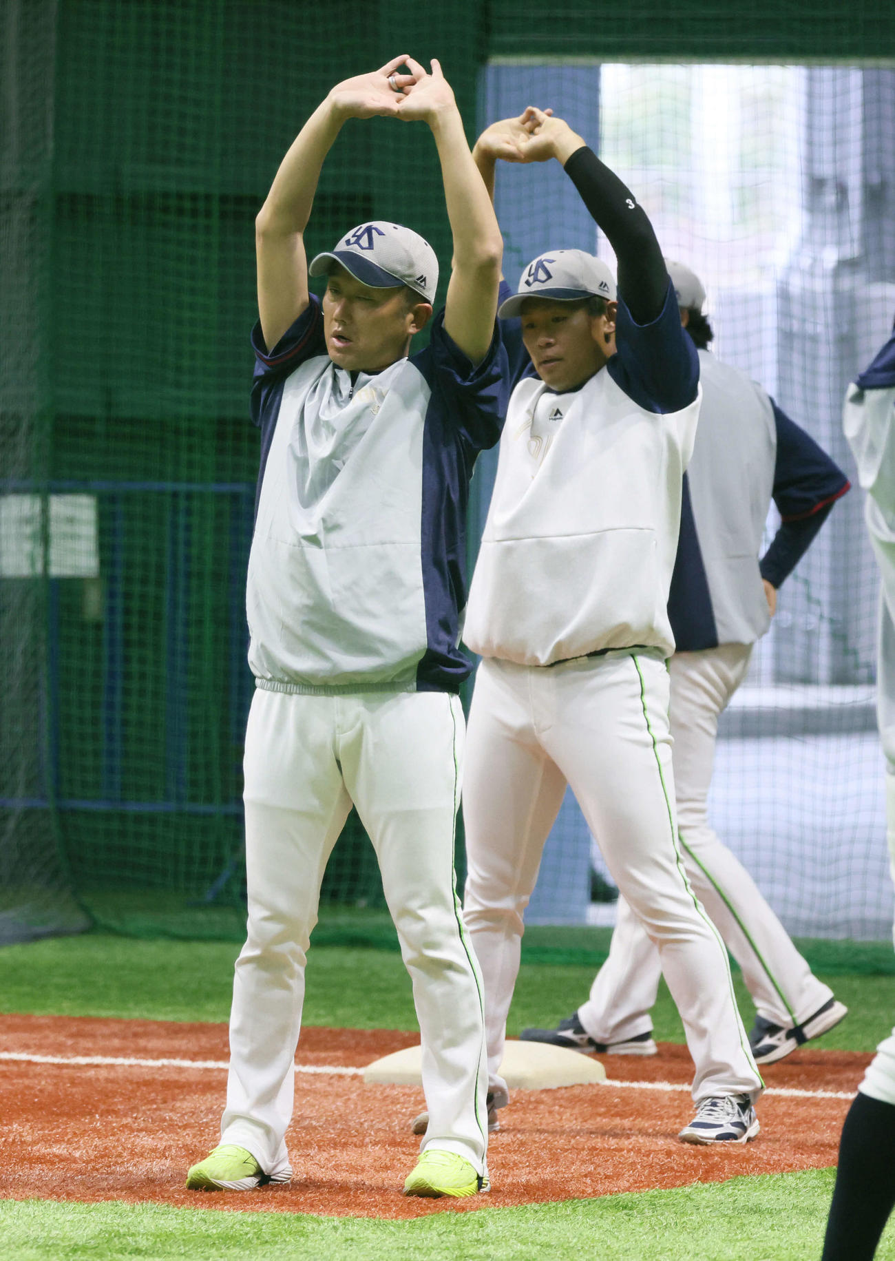 22日、屋内練習場で練習する石川。右は田口