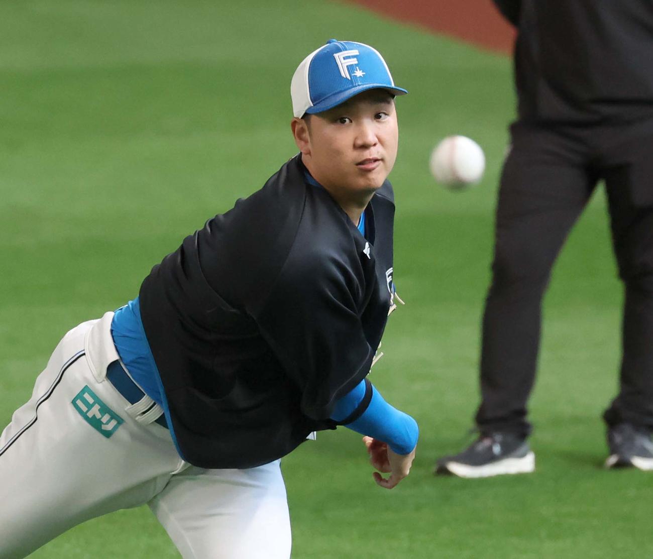 22日、キャッチボールする古林睿煬