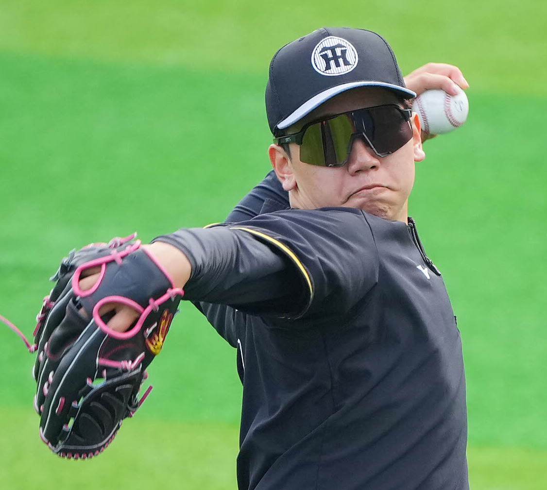DeNA対阪神　試合前、投球練習する阪神門別（撮影・垰建太）