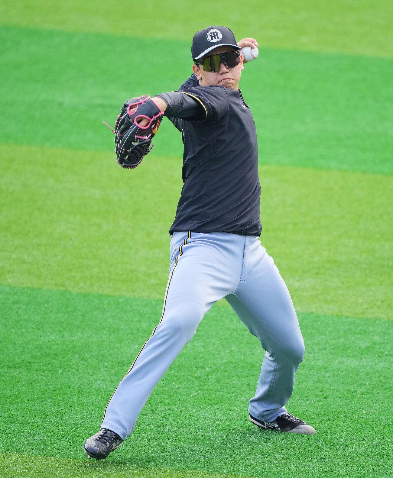DeNA対阪神　試合前、投球練習する阪神門別（撮影・垰建太）