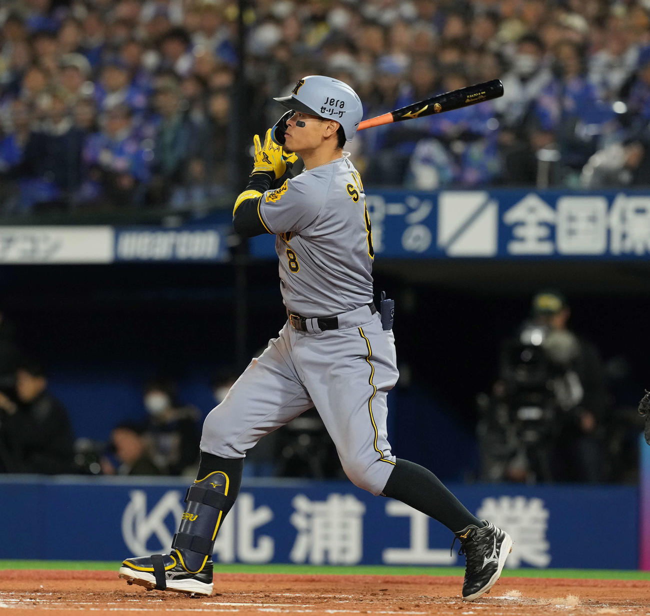 DeNA対阪神　4回表阪神無死一、三塁、二塁打を放つ佐藤輝（撮影・井上学）
