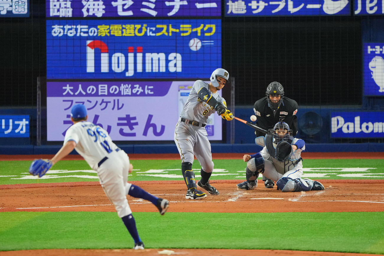 DeNA対阪神　4回表阪神無死一、三塁、適時三塁打を放つ佐藤輝。投手バウアー（撮影・垰建太）