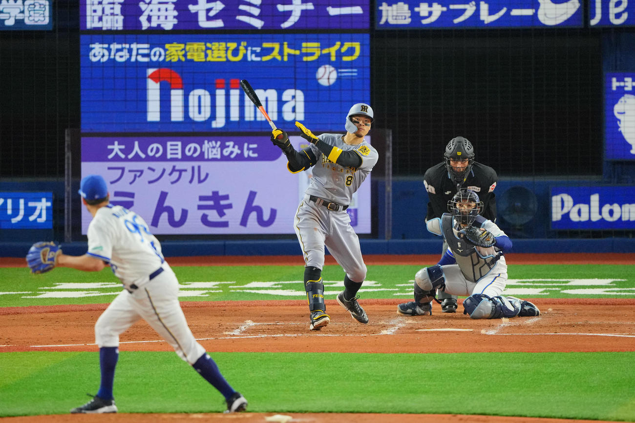 DeNA対阪神　4回表阪神無死一、三塁、適時三塁打を放つ佐藤輝。投手バウアー（撮影・垰建太）