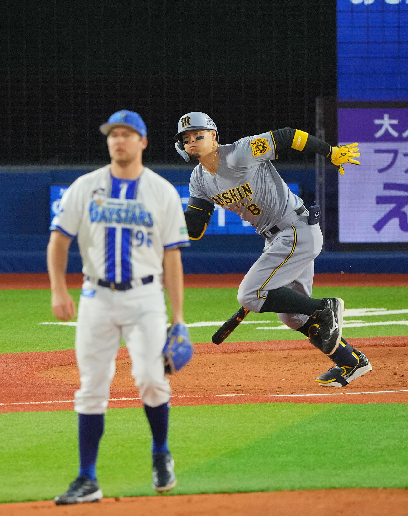 DeNA対阪神　4回表阪神無死一、三塁、適時三塁打を放つ佐藤輝。投手バウアー（撮影・垰建太）