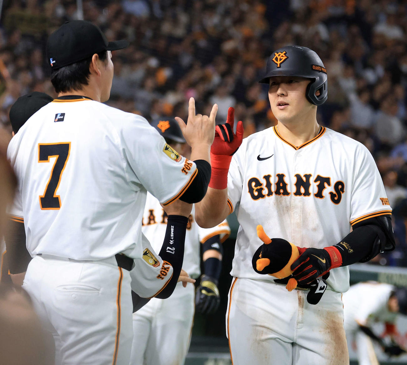 巨人対中日　3回裏巨人1死一塁、岡本は2点本塁打を放ち長野らナインとハイタッチ（撮影・浅見桂子）