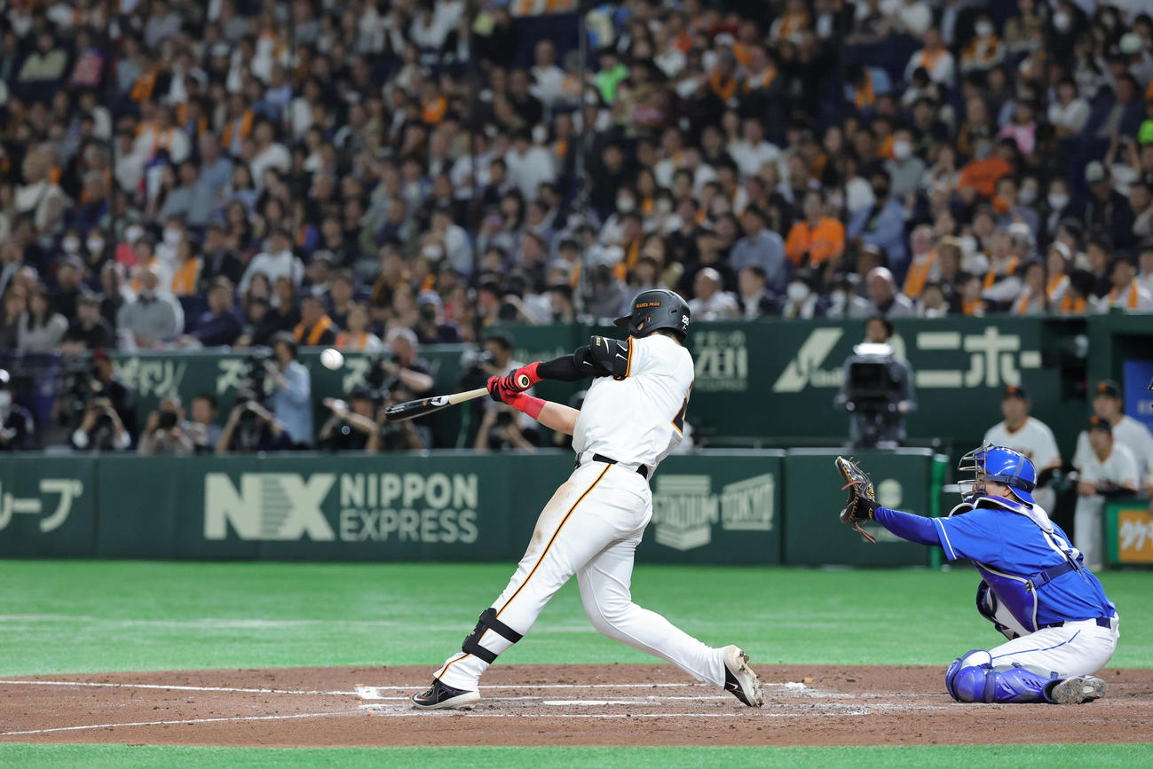 巨人対中日　3回裏巨人1死一塁、左越え2点本塁打を放つ岡本（撮影・野上伸悟）