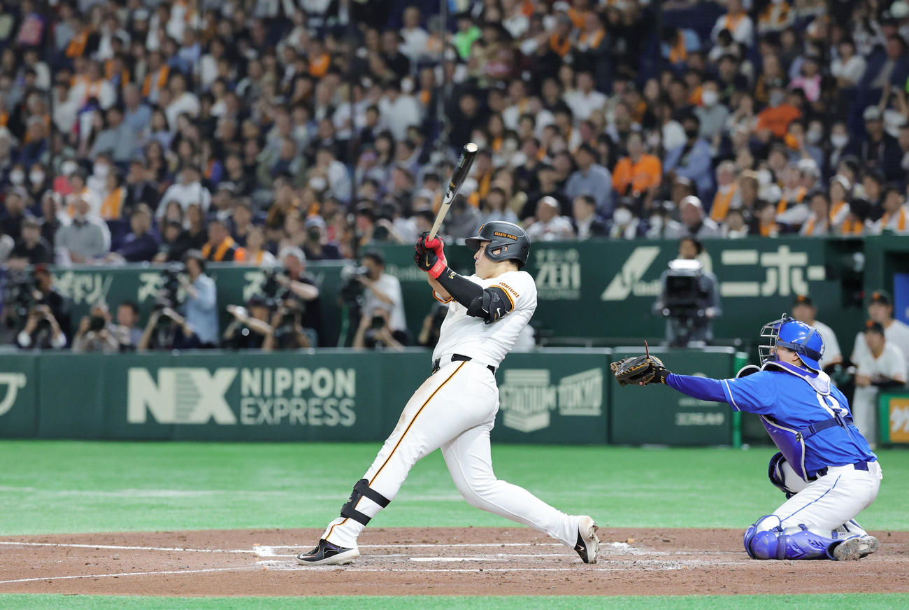 巨人対中日　3回裏巨人1死一塁、左越え2点本塁打を放つ岡本（撮影・野上伸悟）