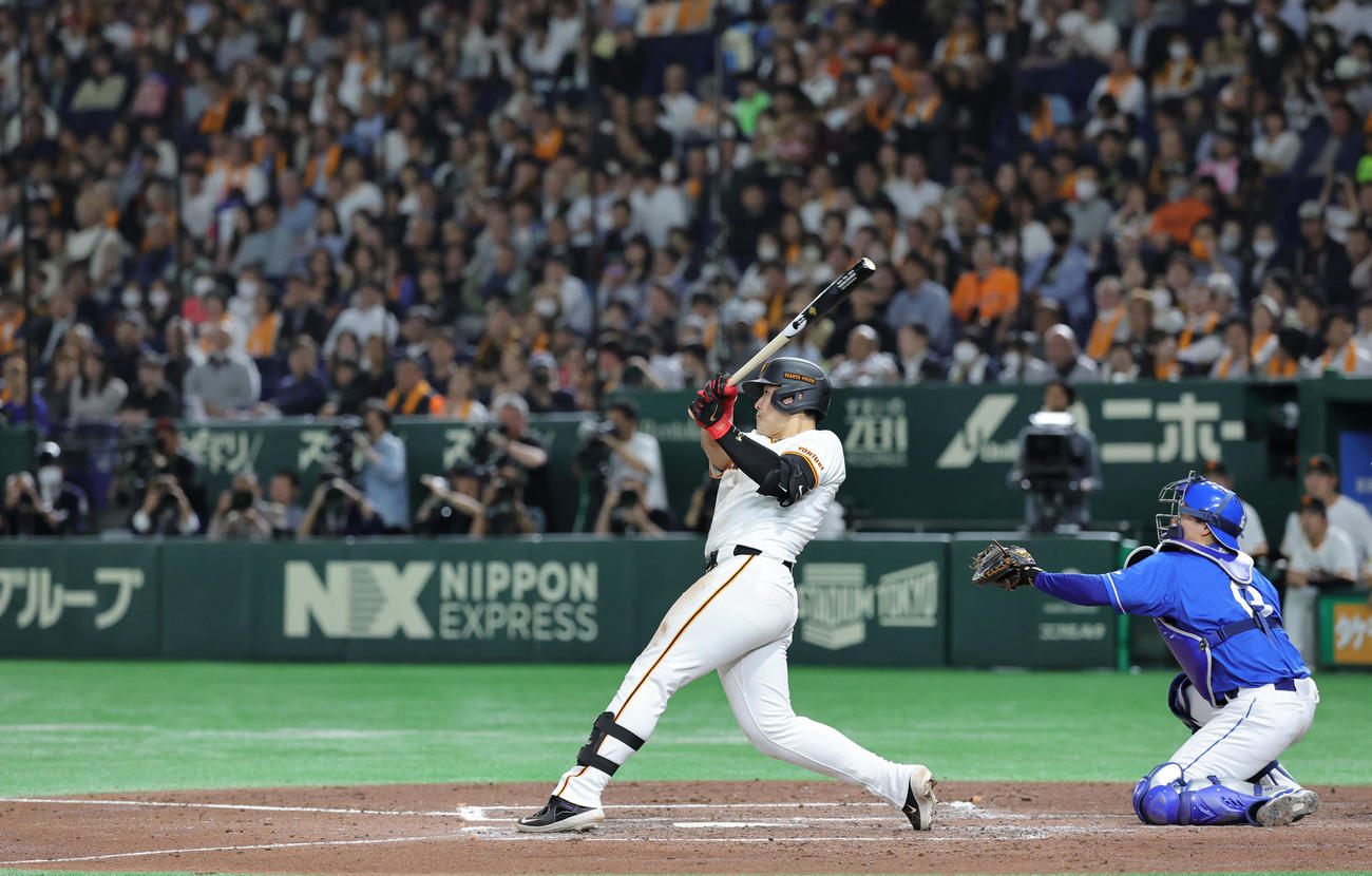 巨人対中日　3回裏巨人1死一塁、左越え2点本塁打を放つ岡本（撮影・野上伸悟）