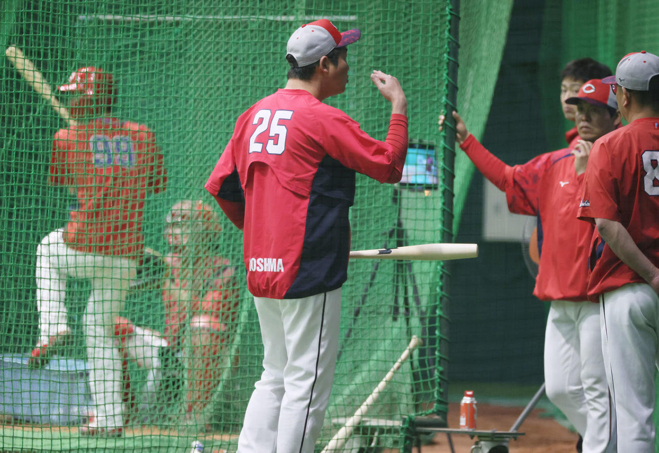広島対ヤクルト　試合前練習中、魚雷魚雷バットを手にコーチと話し合う新井貴浩監督（中央）。左は魚雷バットで打撃練習する二俣（撮影・加藤孝規）