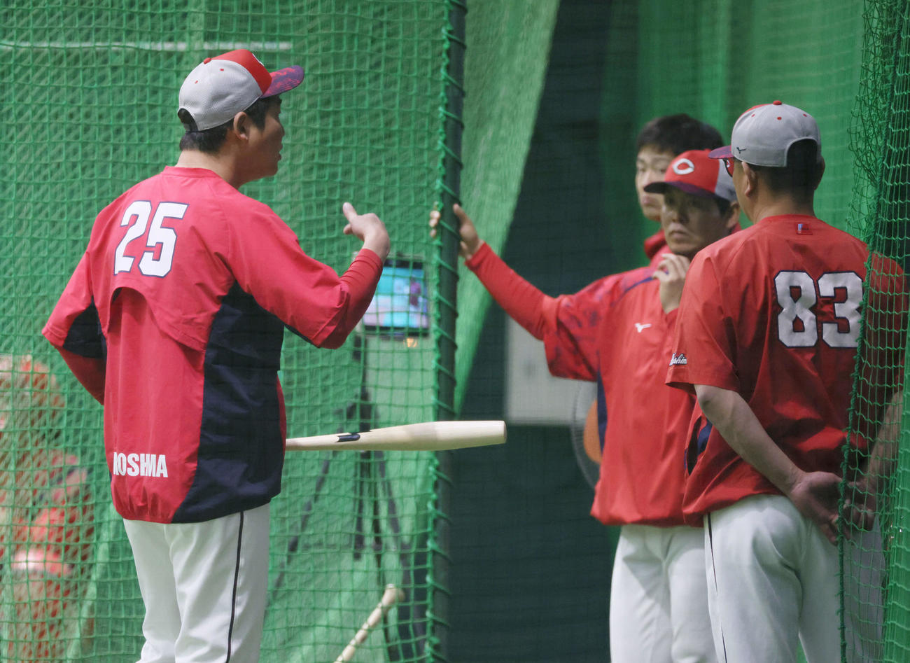 広島対ヤクルト　試合前練習中、魚雷魚雷バットを手にコーチと話し合う新井監督（左）（撮影・加藤孝規）