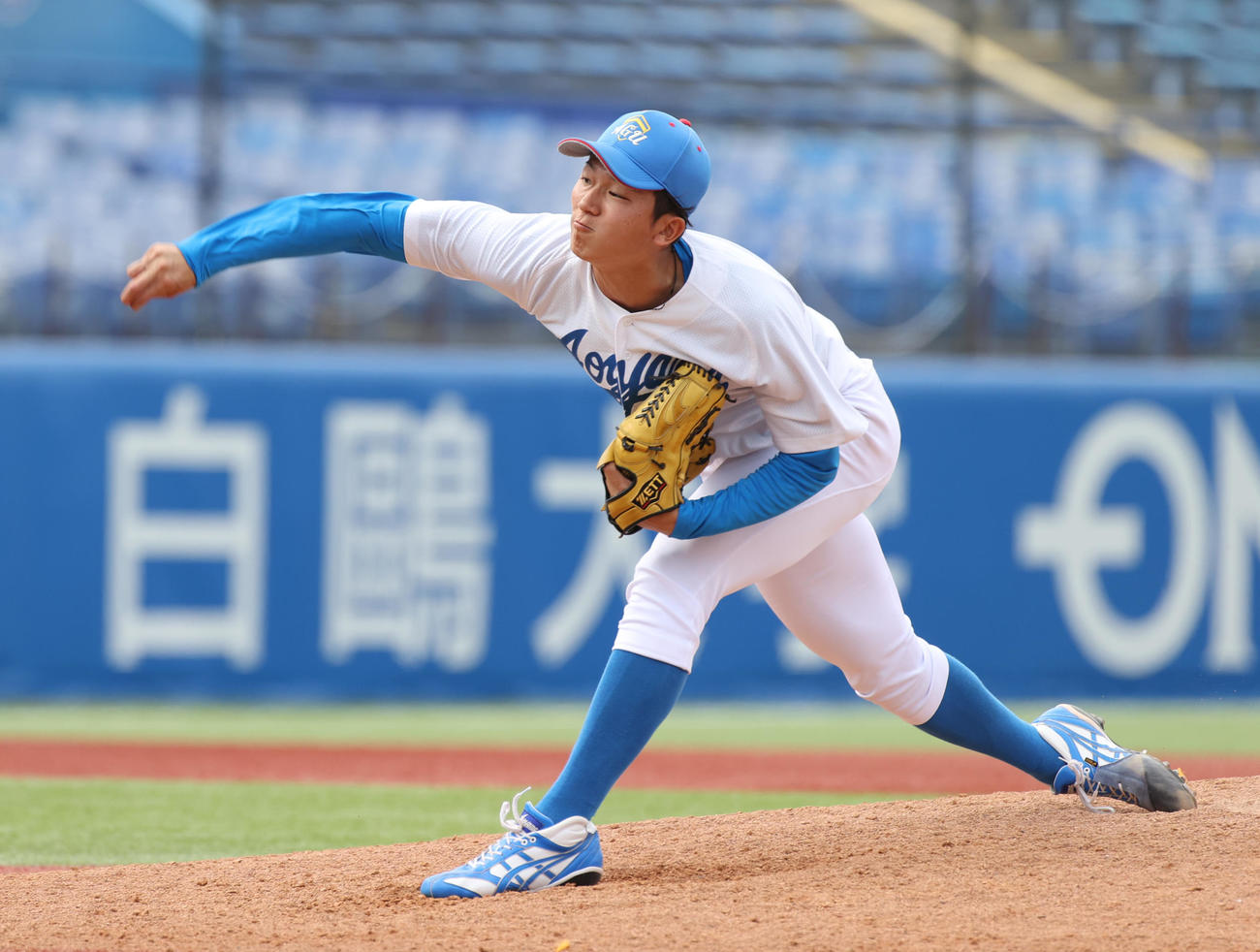 青学大対東洋大　8回途中から登板しタイブレーク13回まで投げた青学大・鈴木（撮影・柴田隆二）
