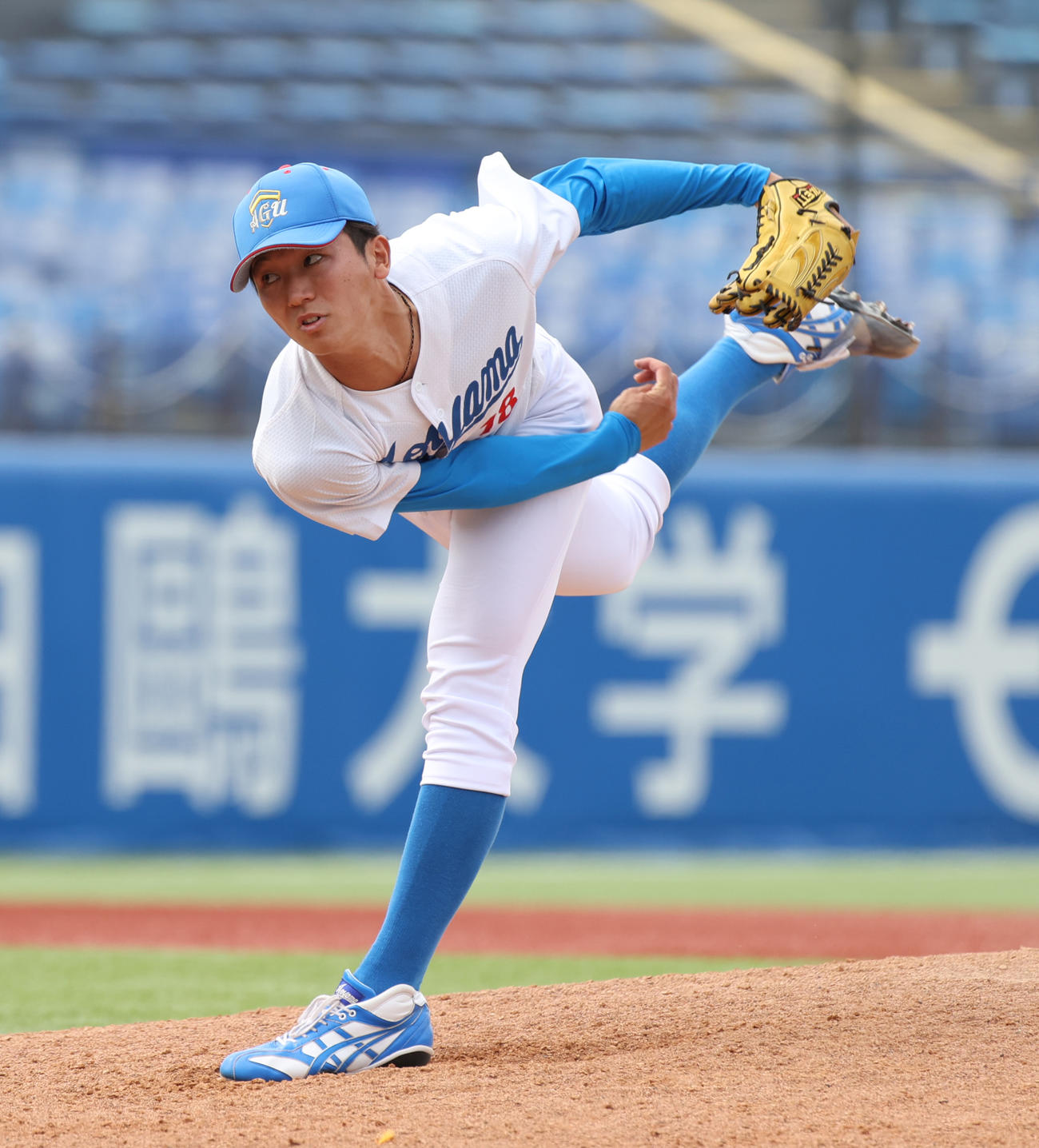 青学大対東洋大　8回途中から登板しタイブレーク13回まで投げた青学大・鈴木（撮影・柴田隆二）