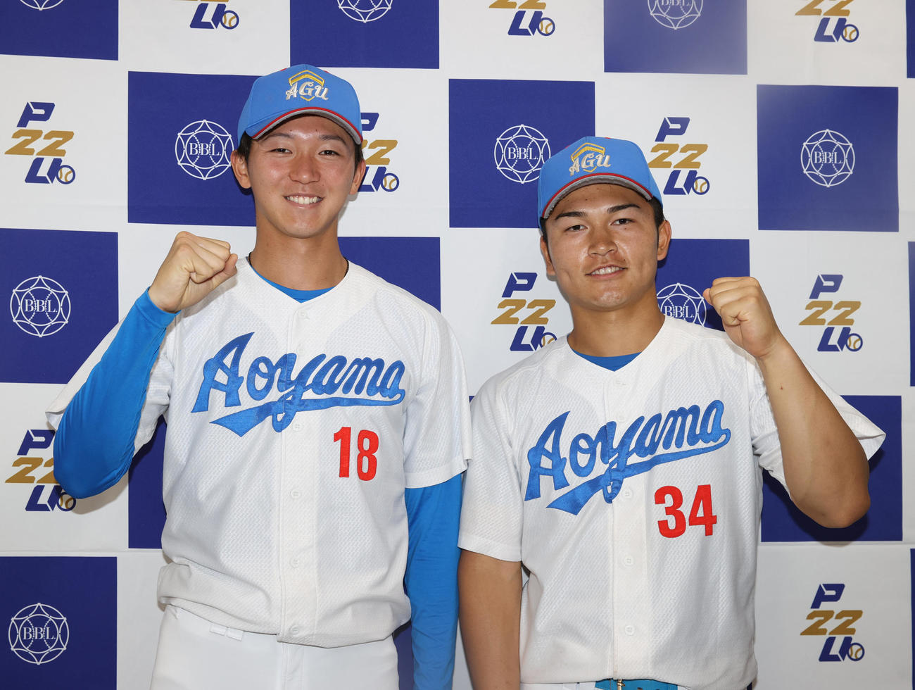 青学大対東洋大　8回途中から登板しタイブレーク13回まで投げた青学大・鈴木（左）と活躍した松本龍はガッツポーズする（撮影・柴田隆二）