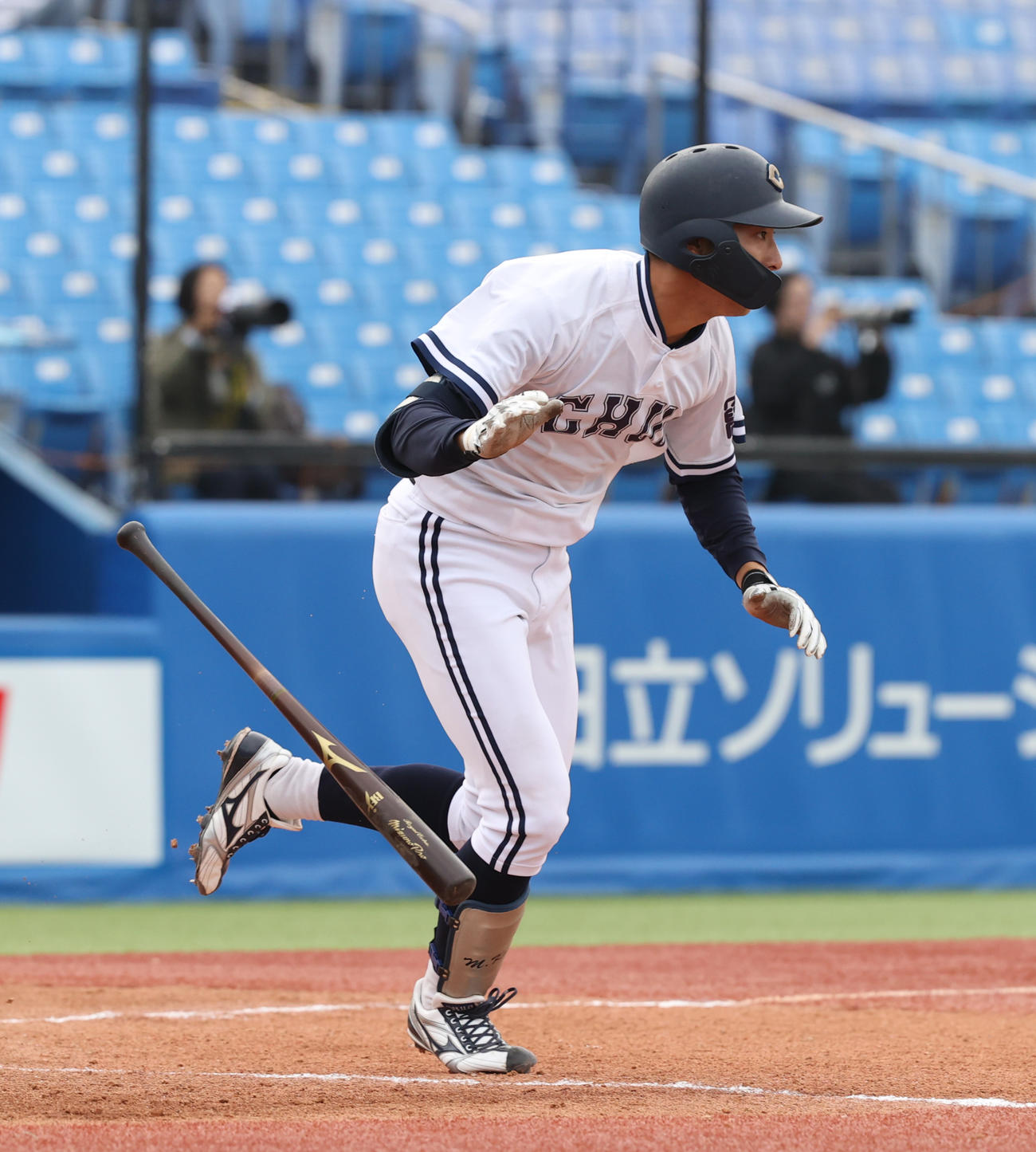 日大対中大　1回裏中大1死満塁、松嶋晃は右二塁打を放つ（撮影・柴田隆二）