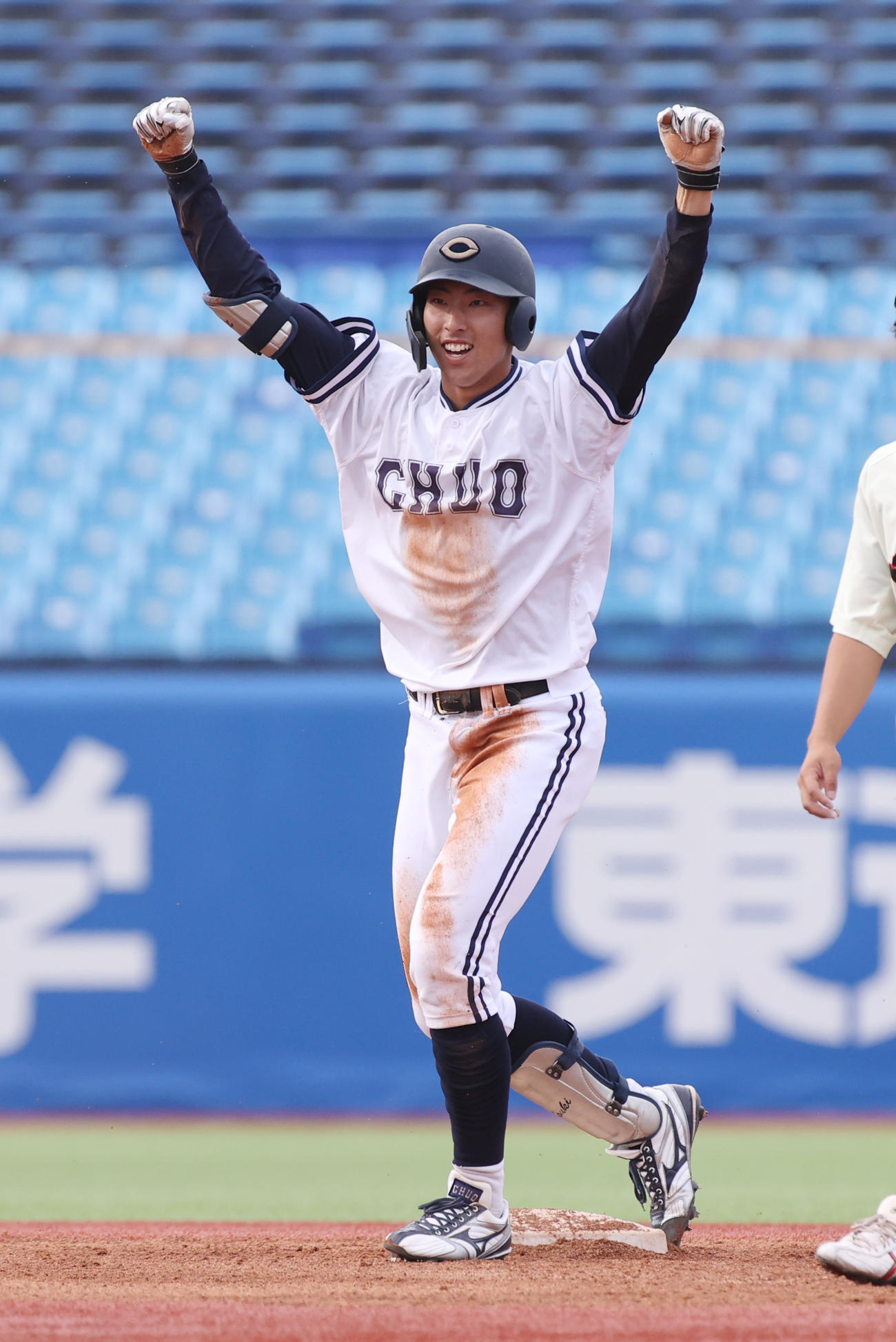 日大対中大　1回裏中大1死満塁、松嶋晃は右二塁打を放ちガッツポーズする（撮影・柴田隆二）