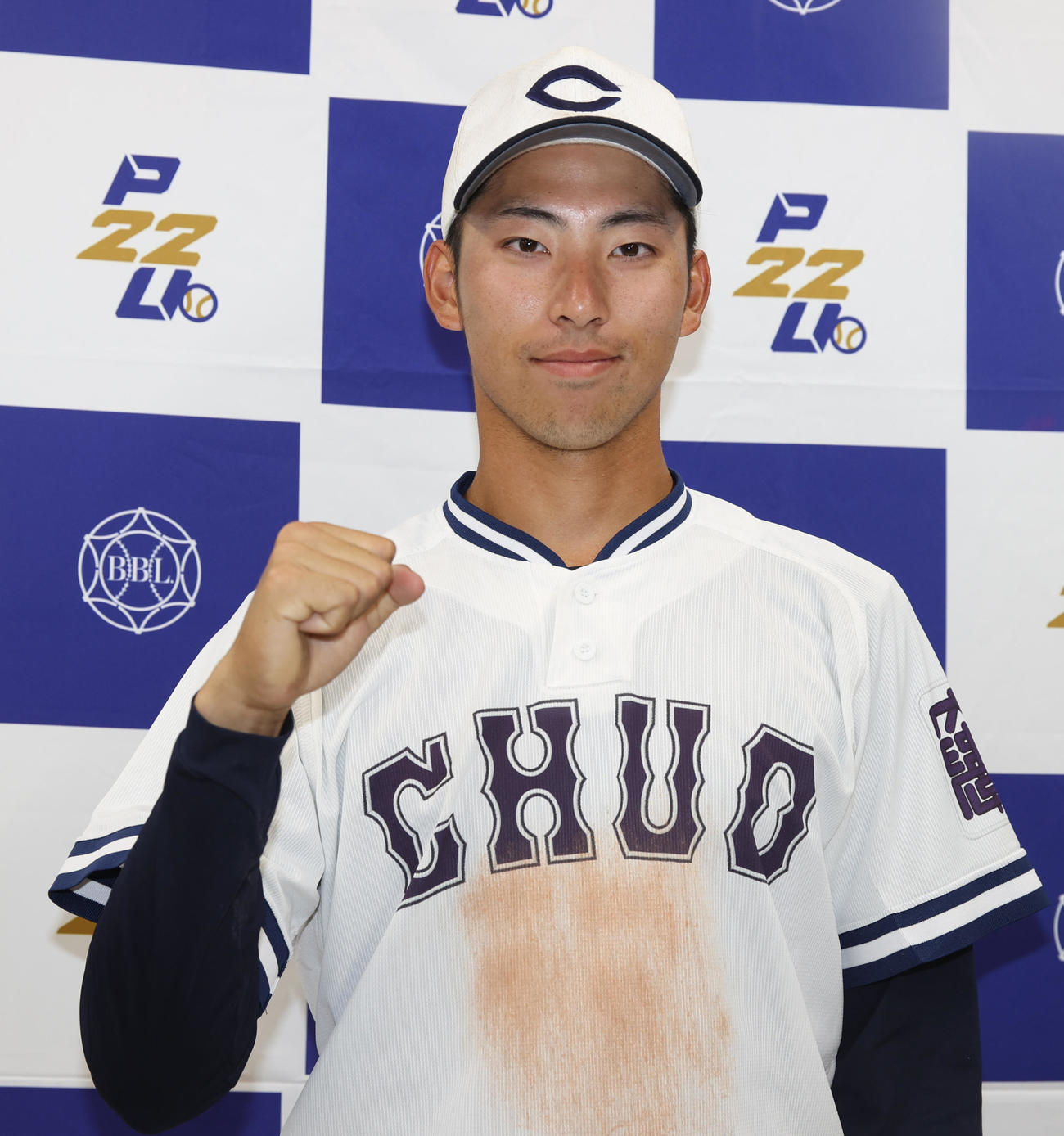 青学大対東洋大　活躍した中大・松嶋晃はガッツポーズする（撮影・柴田隆二）