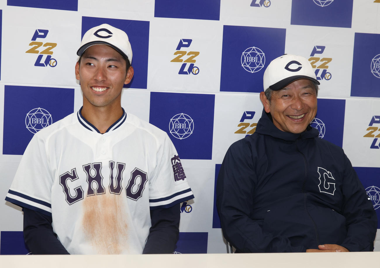 青学大対東洋大　笑顔で会見する中大・松嶋晃（左）、清水監督（撮影・柴田隆二）