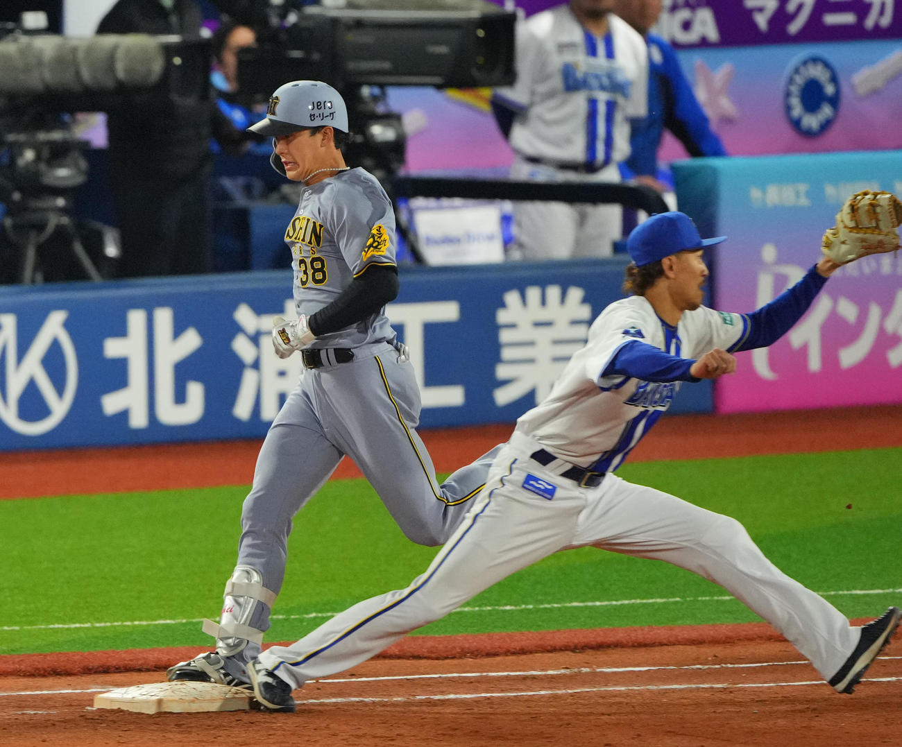 DeNA対阪神　5回表阪神無死、セーフティバントで出塁する小幡。一塁手三森（撮影・垰建太）