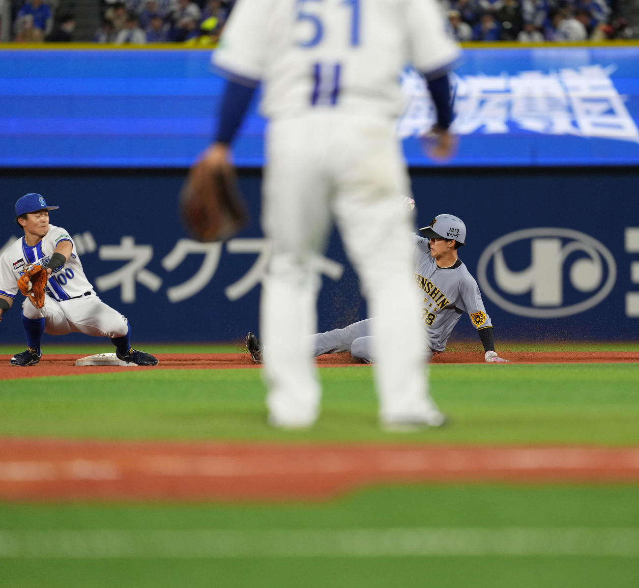 DeNA対阪神　5回表阪神1死一塁、小幡は二盗を決める木（撮影・井上学）