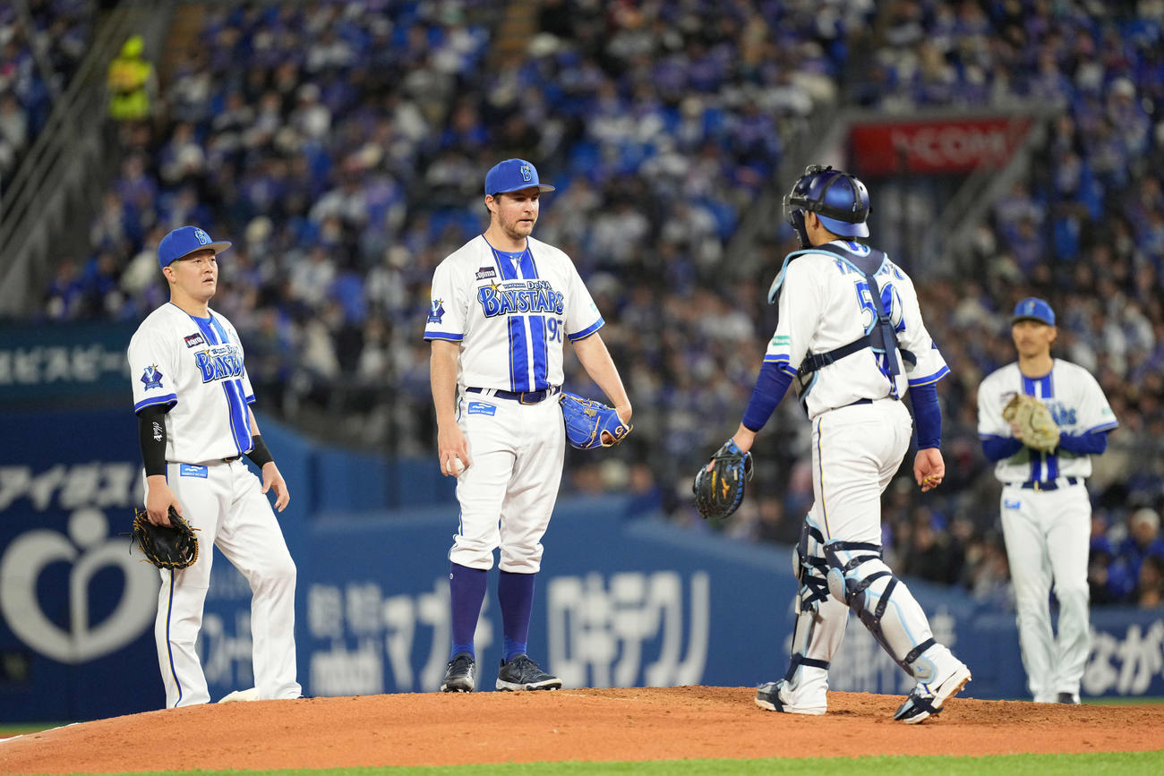 DeNA対阪神　6回、ピンチを迎えたバウアー（左から2人目）（撮影・井上学）