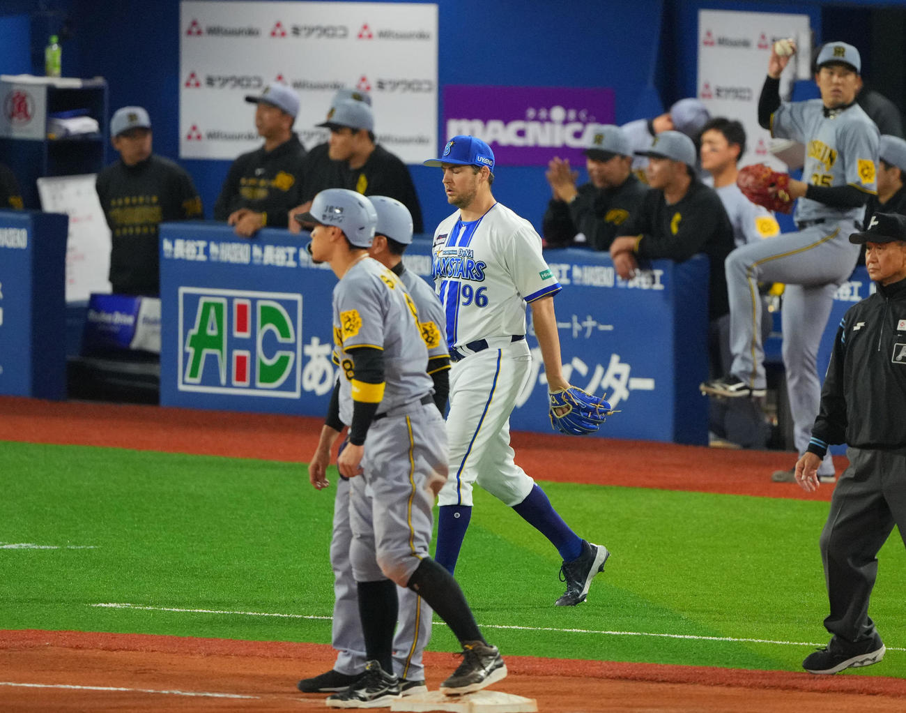 DeNA対阪神　6回表阪神2死一、三塁、さえない表情を見せるバウアー（中央）（撮影・垰建太）