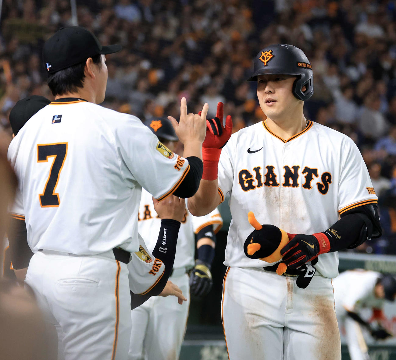 巨人対中日　3回裏巨人1死一塁、岡本は2点本塁打を放ち長野らナインとハイタッチ（撮影・浅見桂子）
