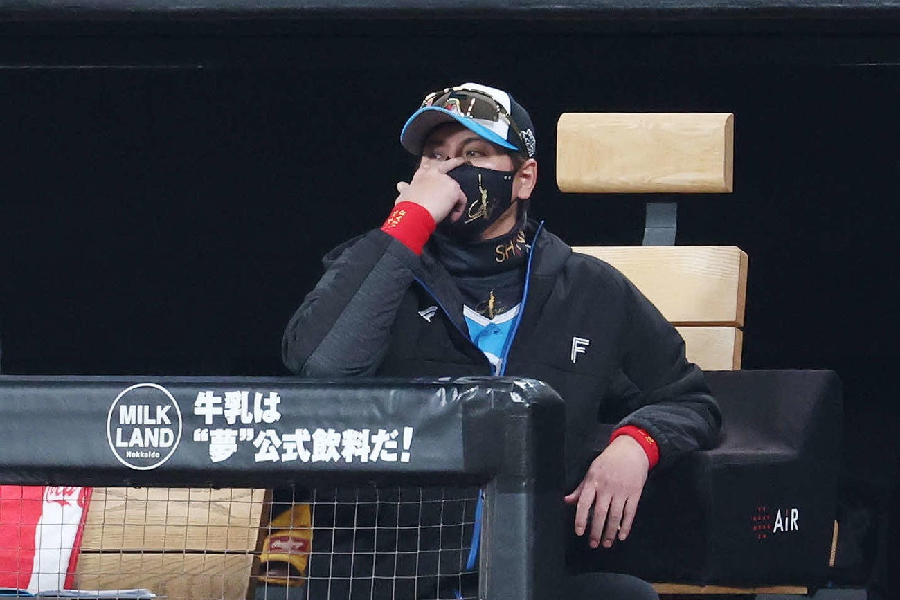11日西武戦の8回、水野が二塁けん制死となり厳しい表情の新庄監督