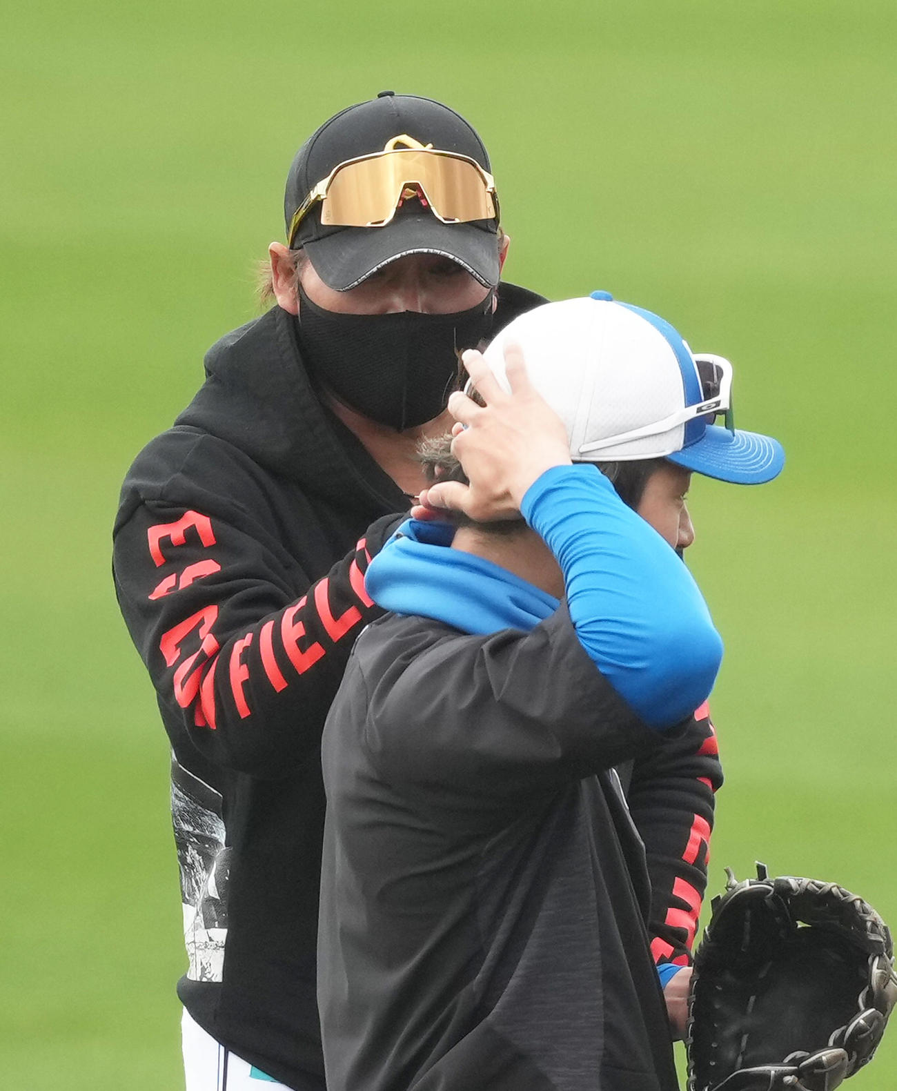 水野達稀（右）の襟足を気にする新庄監督（2025年2月撮影）