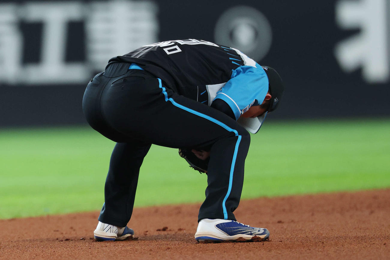 12日西武戦の2回、打球を後逸し肩を落とす水野