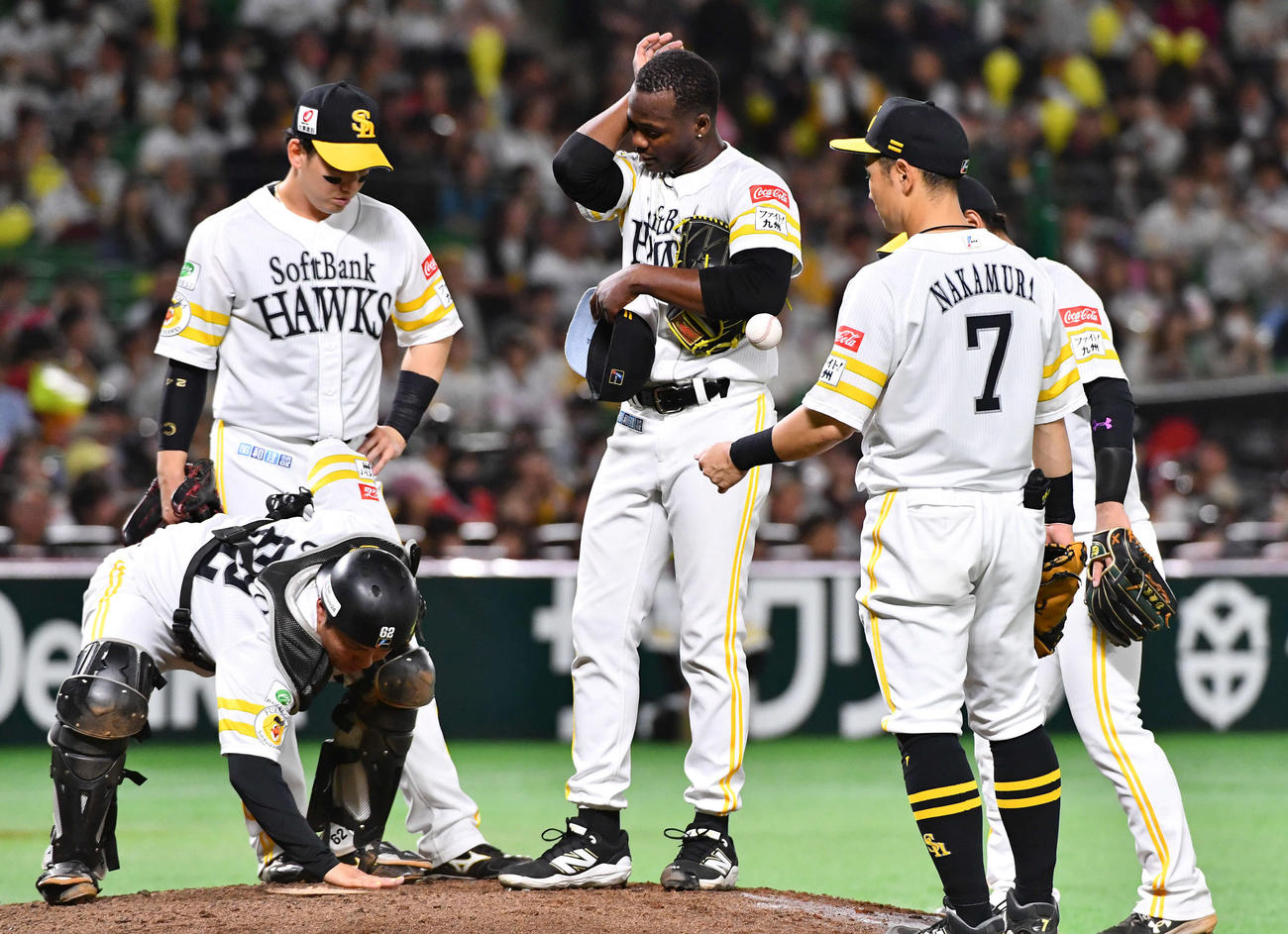 ソフトバンク対オリックス　7回表オリックス1死満塁、降板となったモイネロ（中央）のもとに集まるソフトバンクナイン（撮影・岩下翔太）