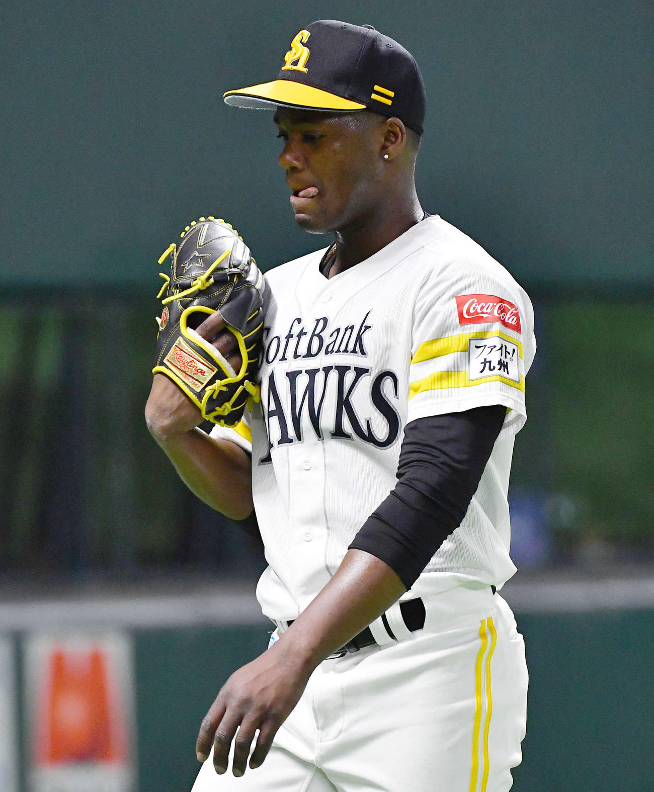 ソフトバンク対オリックス　3回表を終え、太田に適時打を打たれたモイネロは厳しい表情でベンチへ戻る（撮影・岩下翔太）