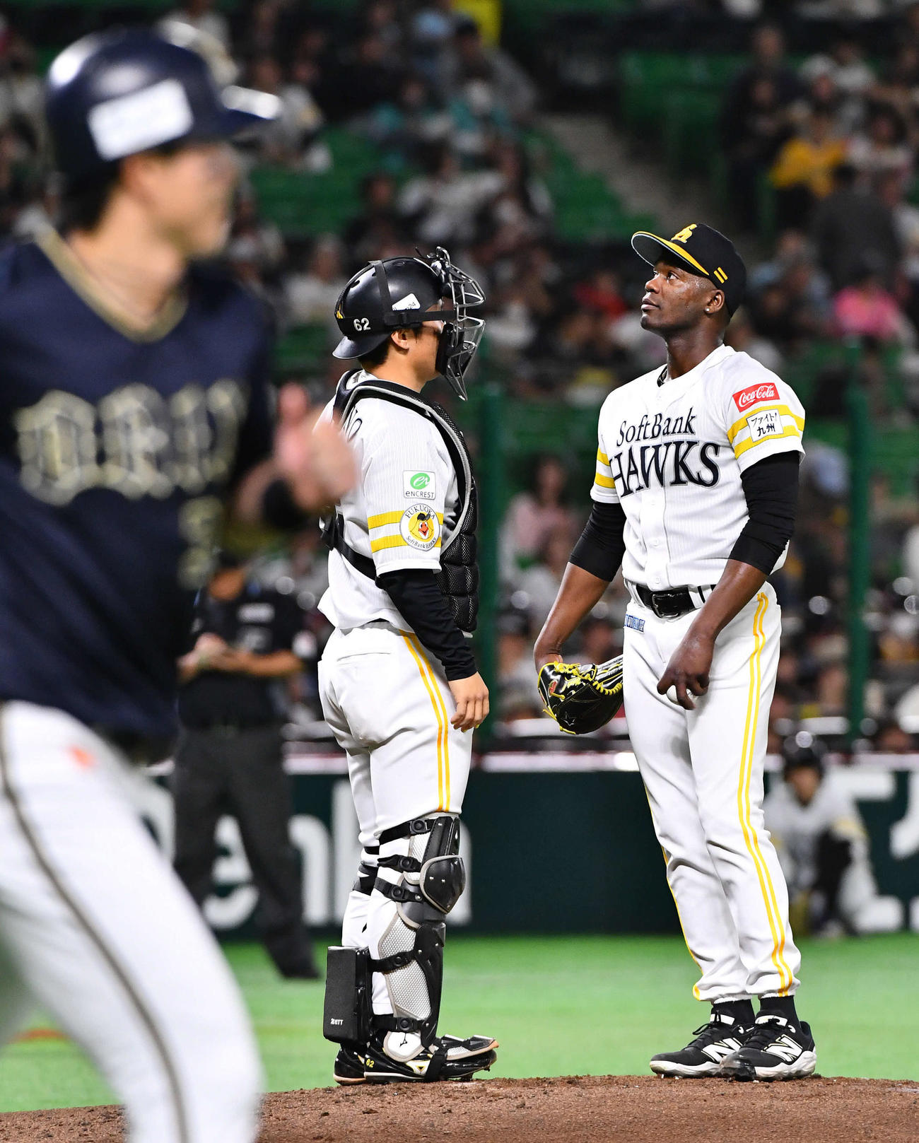 ソフトバンク対オリックス　3回表オリックス無死一塁、広岡（手前左）に四球を与えたモイネロ（右）は、マウンドで海野と話し合う（撮影・岩下翔太）