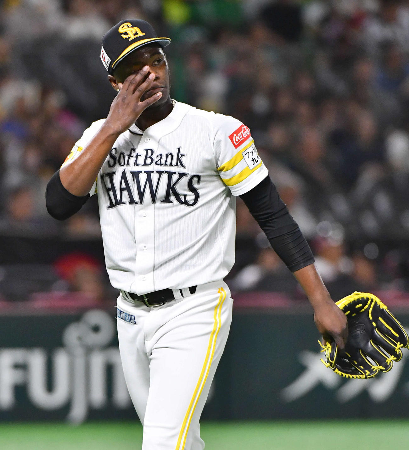 ソフトバンク対オリックス　1回表、広岡に先制本塁打を打たれたモイネロは厳しい表情でベンチへ戻る（撮影・岩下翔太）