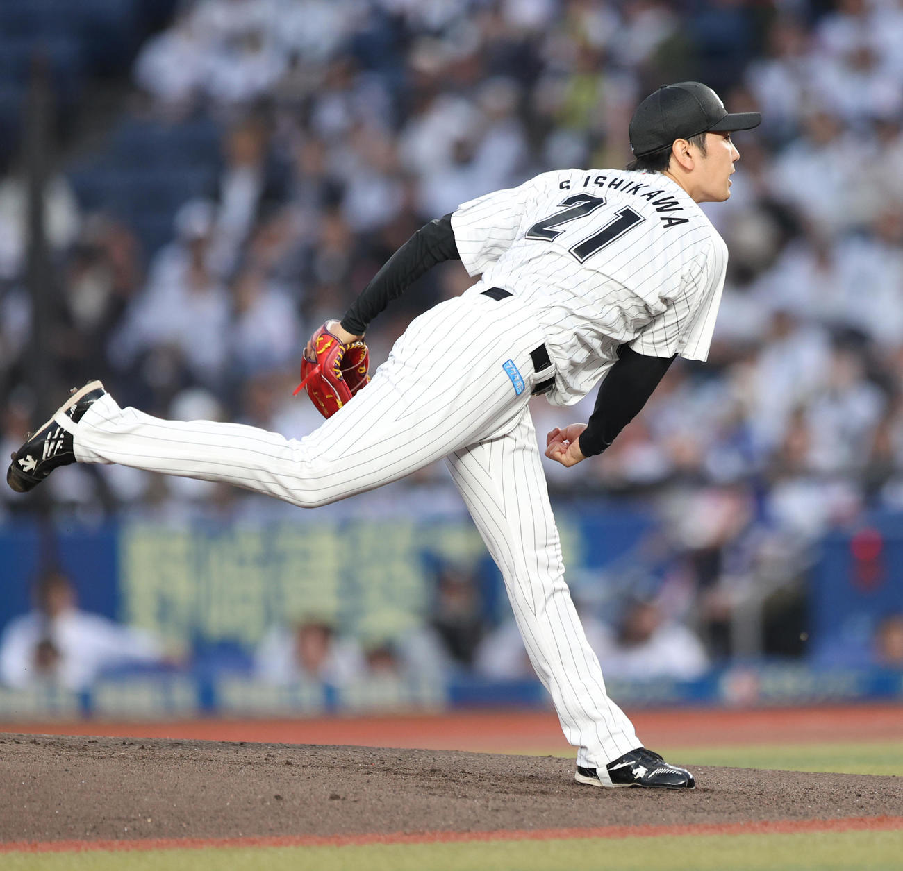 ロッテ対西武　熱投するロッテ先発の石川柊（撮影・水谷安孝）