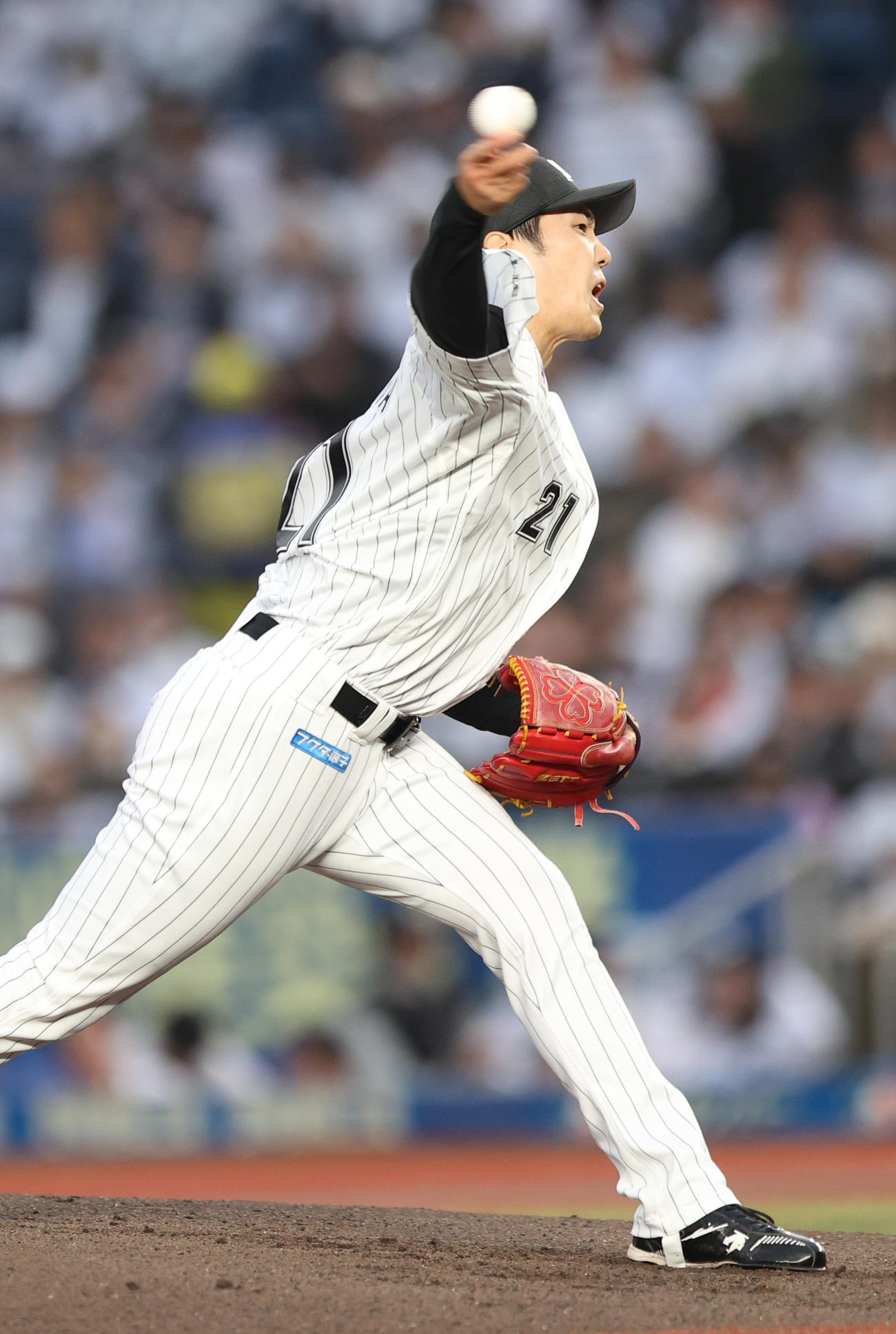 ロッテ対西武　熱投するロッテ先発の石川柊（撮影・水谷安孝）