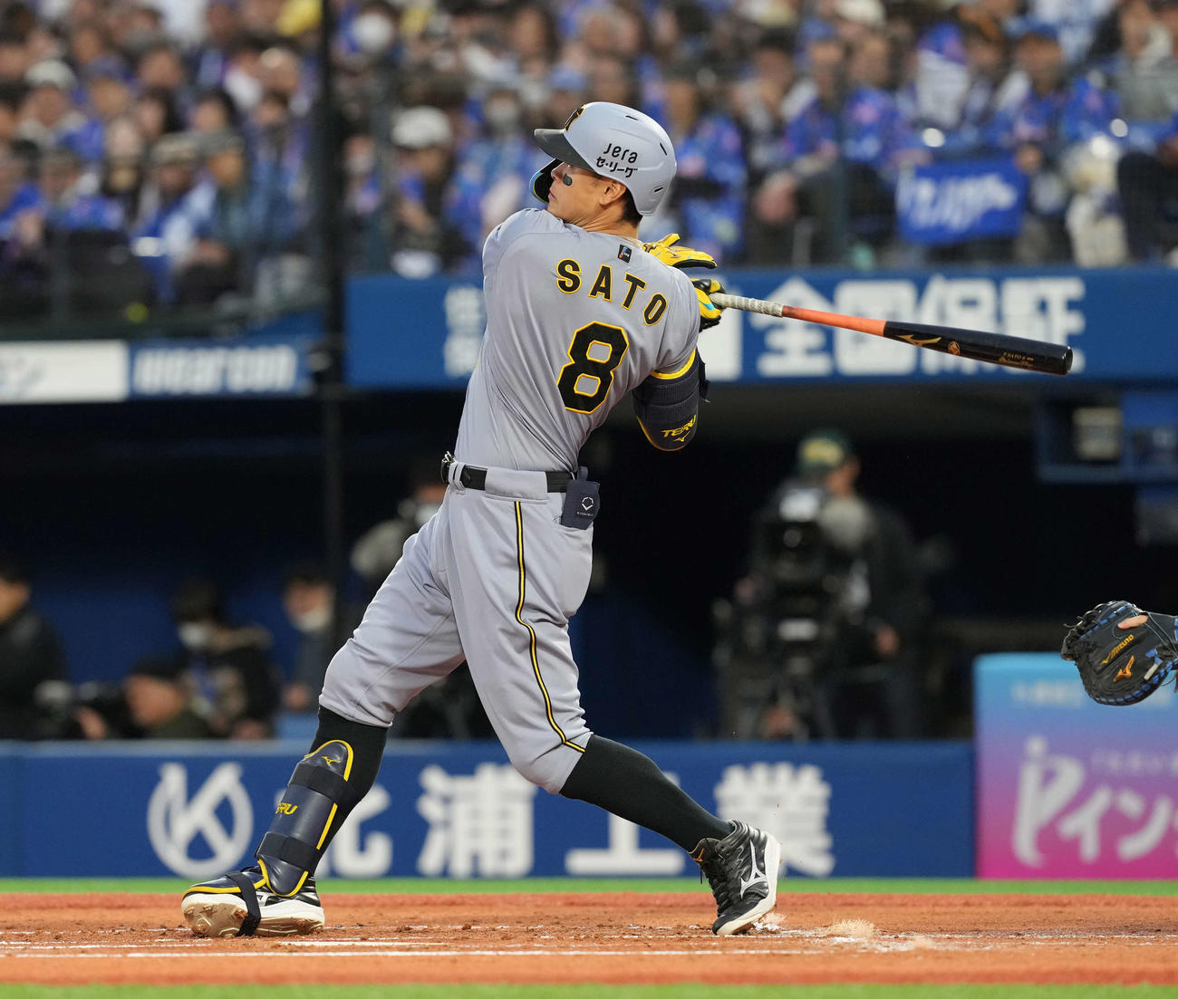 DeNA対阪神　3回表阪神無死、三塁打を放つ佐藤輝（撮影・井上学）