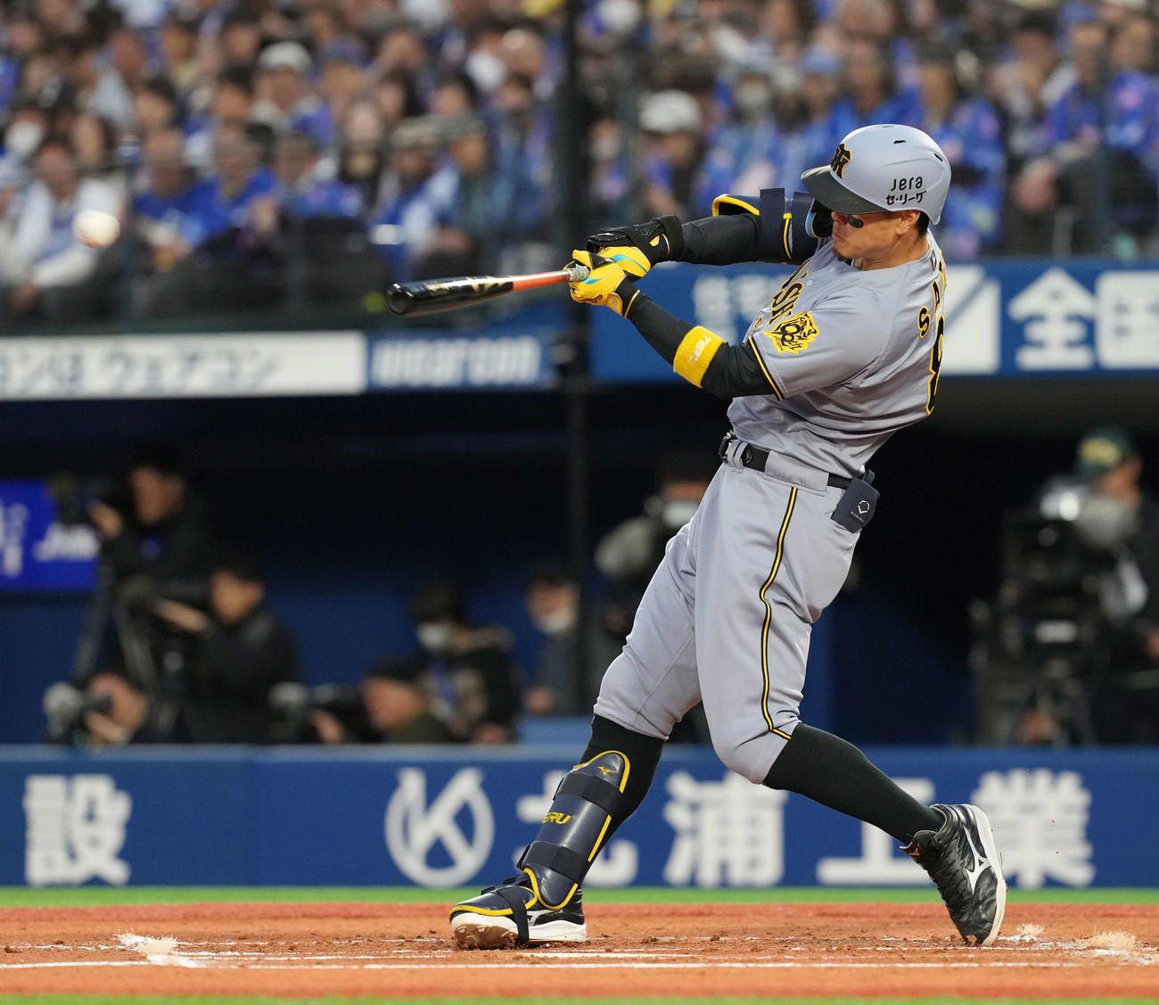 DeNA対阪神　3回表阪神無死、三塁打を放つ佐藤輝（撮影・井上学）