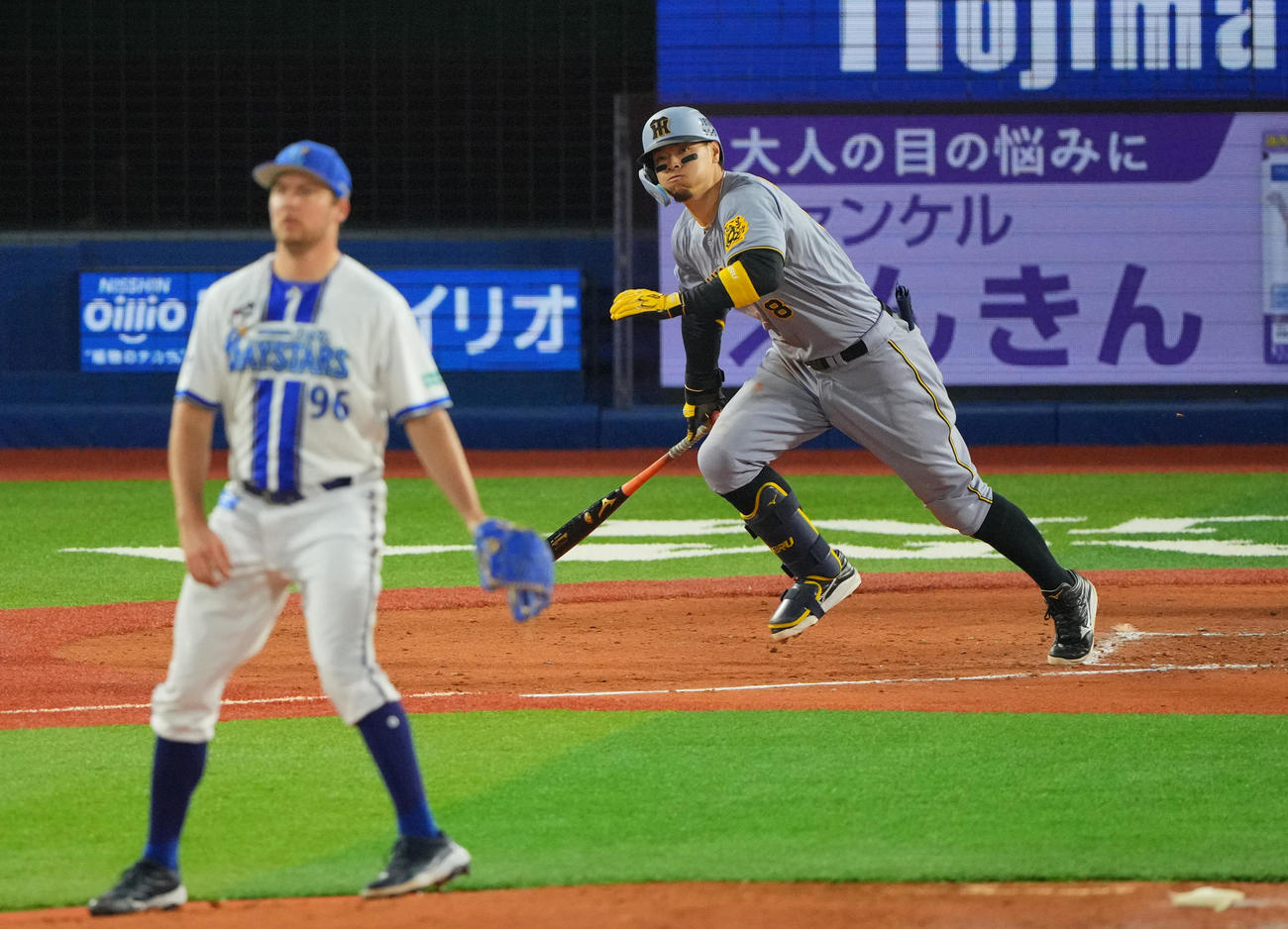 DeNA対阪神　4回表阪神無死一、三塁、適時三塁打を放つ佐藤輝。投手バウアー（撮影・垰建太）
