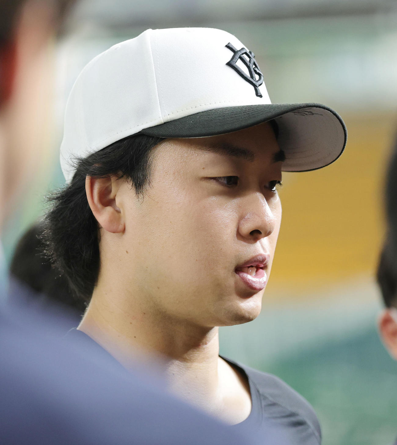 取材対応する巨人山崎（撮影・野上伸悟）