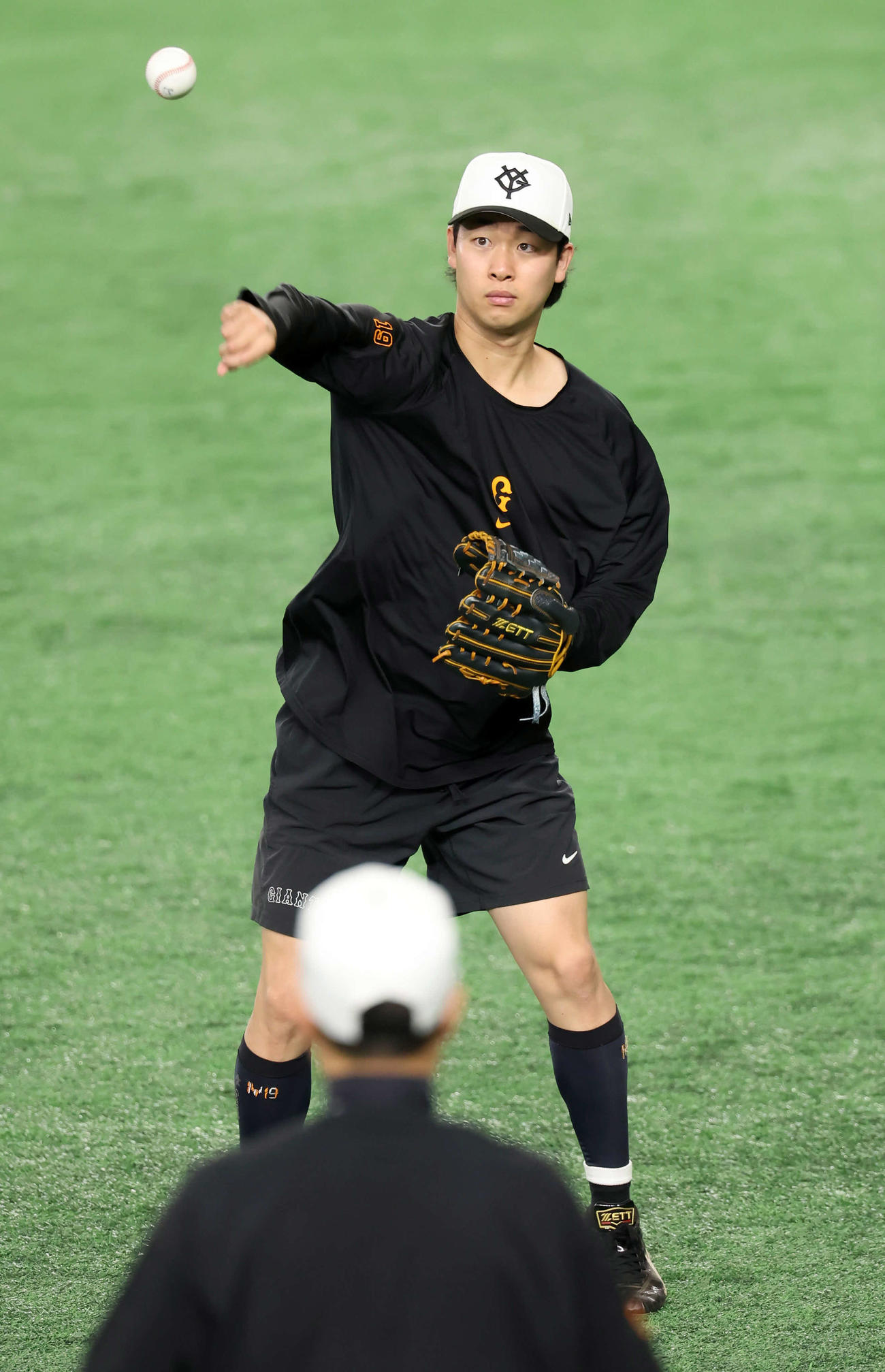 巨人対中日　キャッチボールする巨人山崎伊織（撮影・浅見桂子）