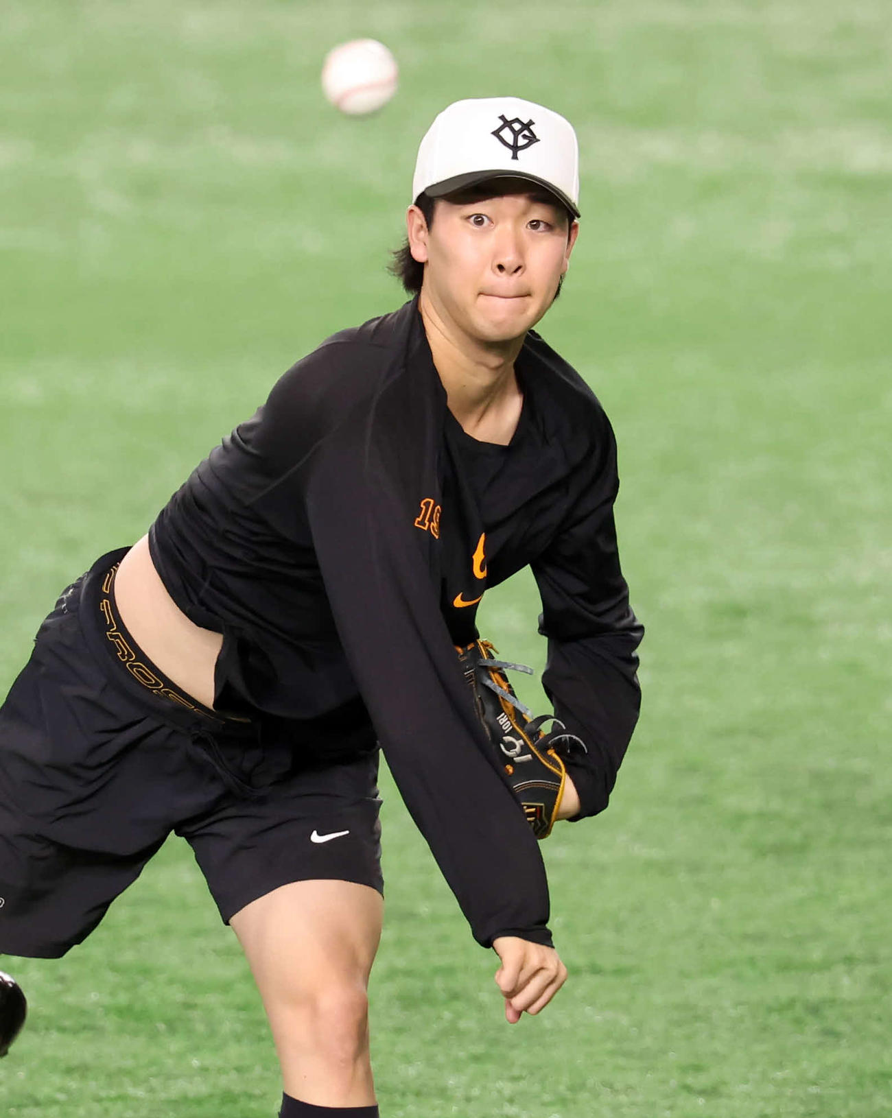 巨人対中日　キャッチボールする巨人山崎伊織（撮影・浅見桂子）